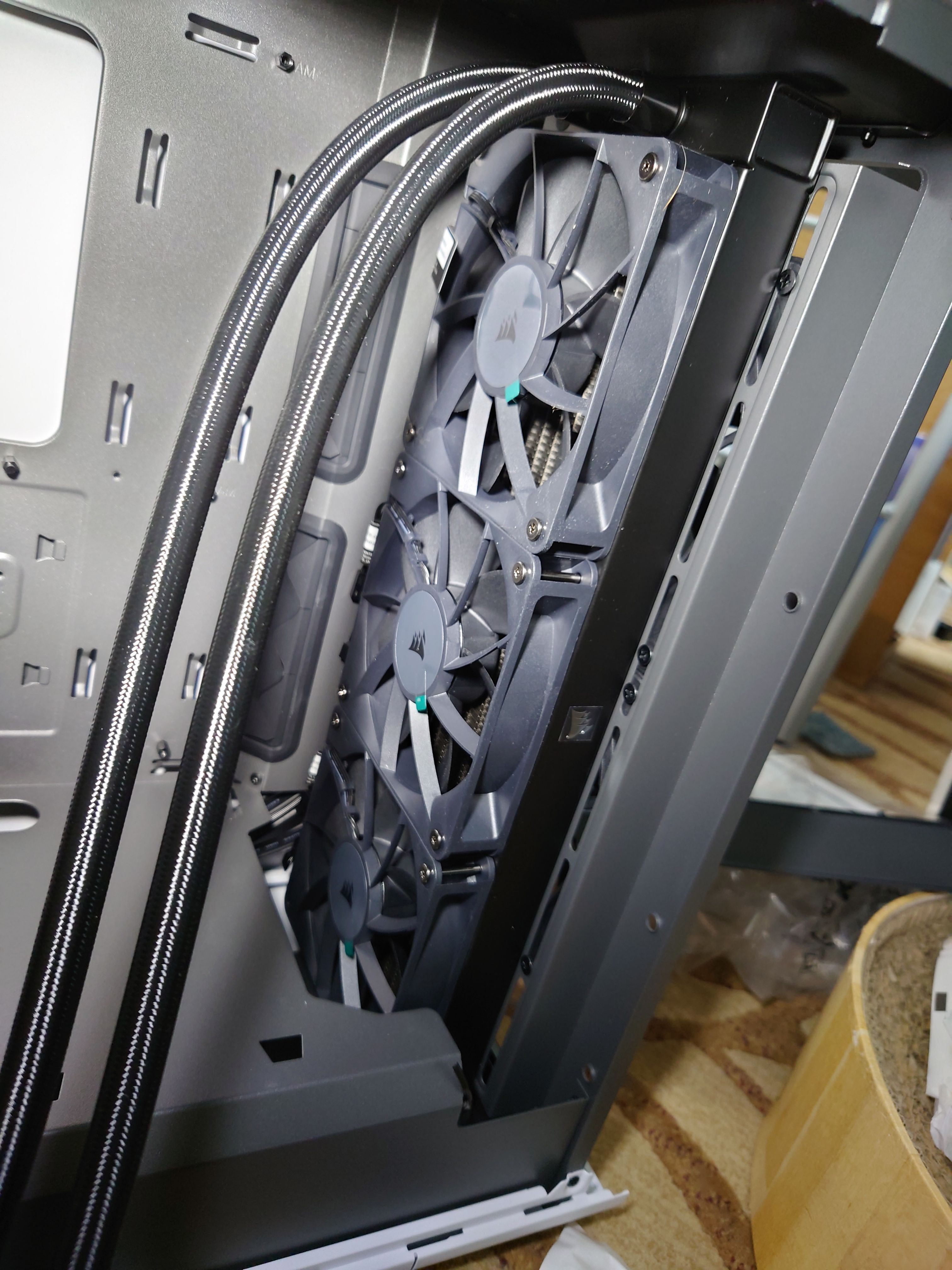 フロントファンの後ろにラジエーターのファンを取り付ける