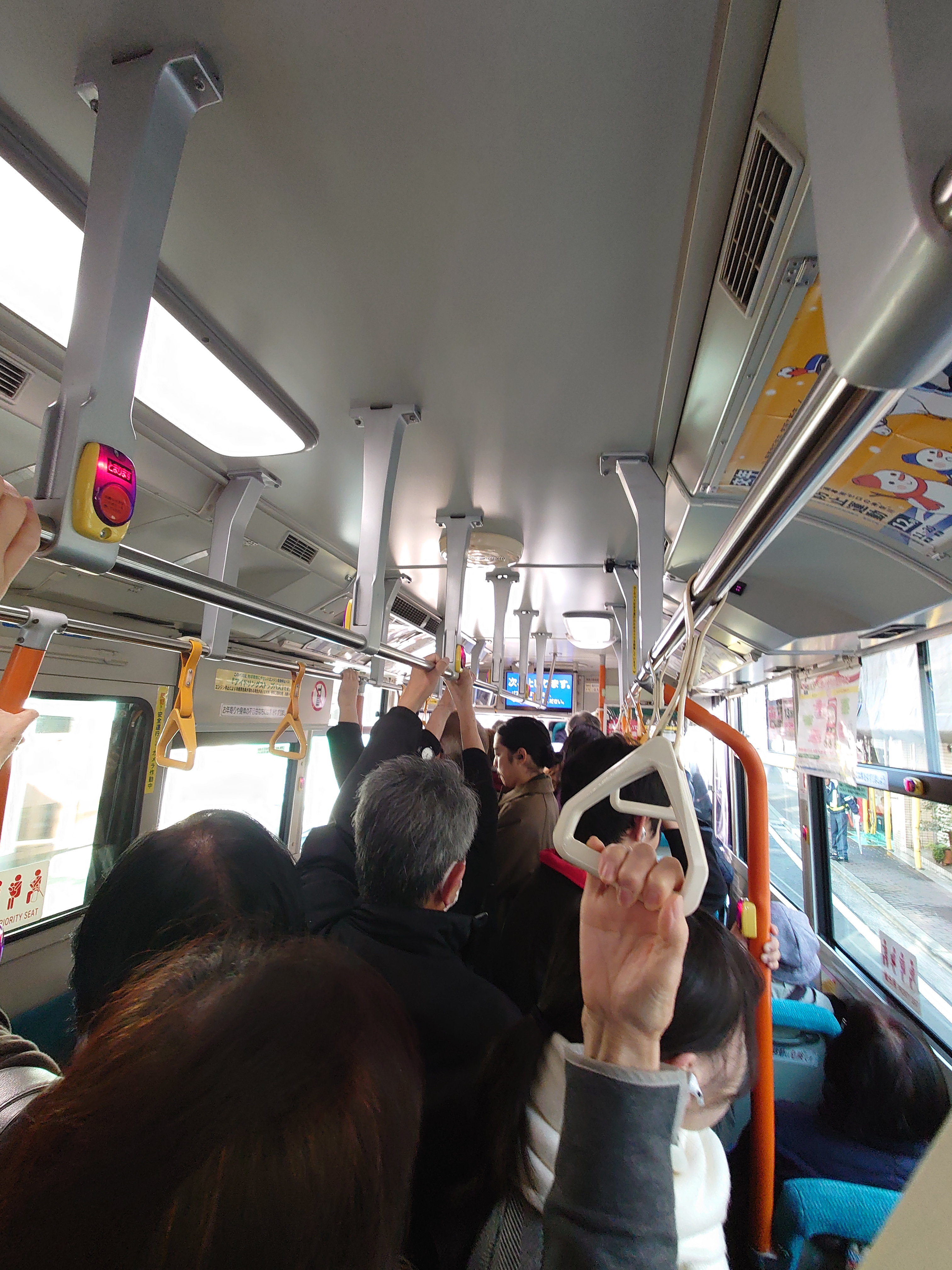 満員バスで移動する