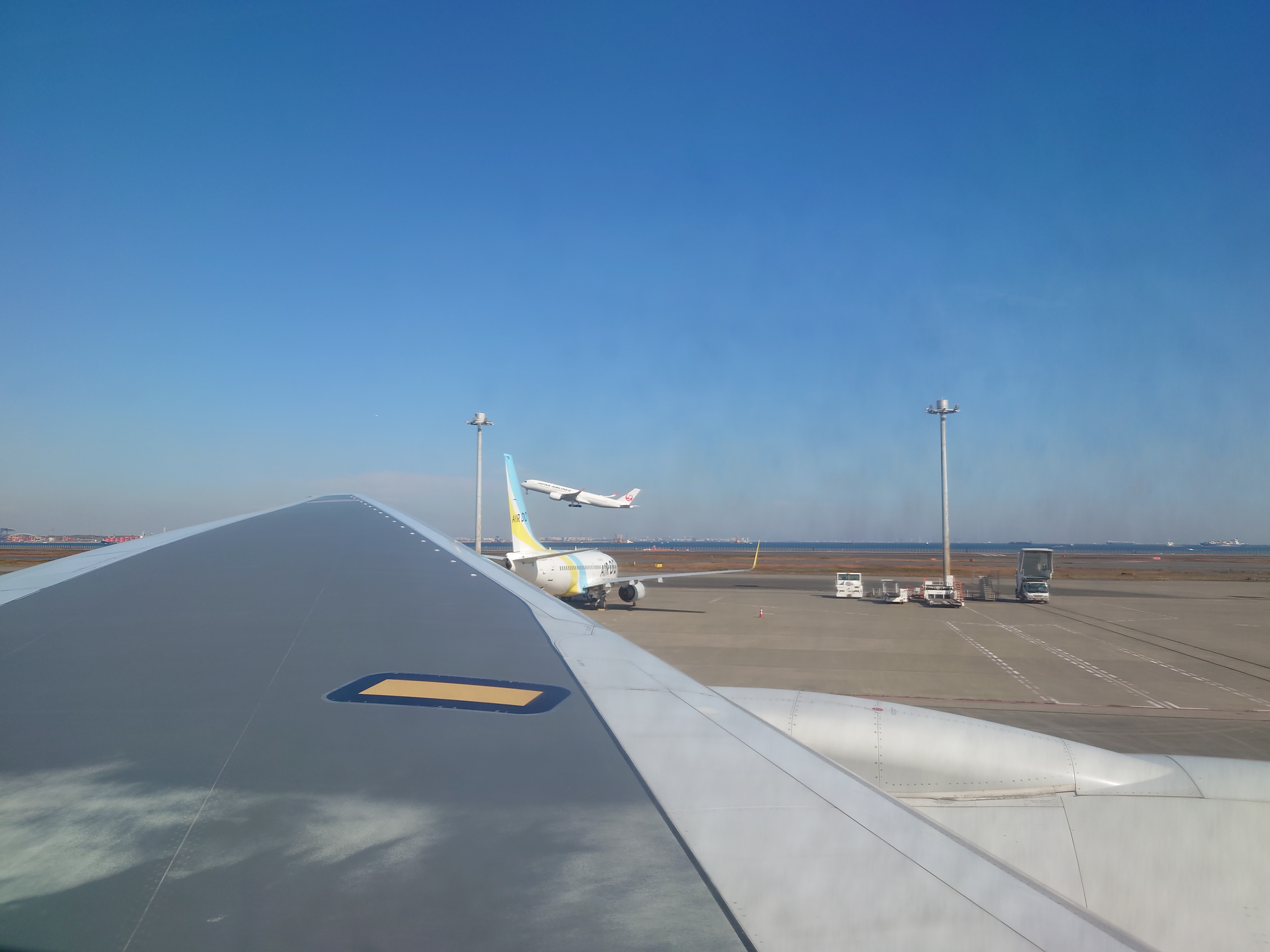 JAL機が離陸する