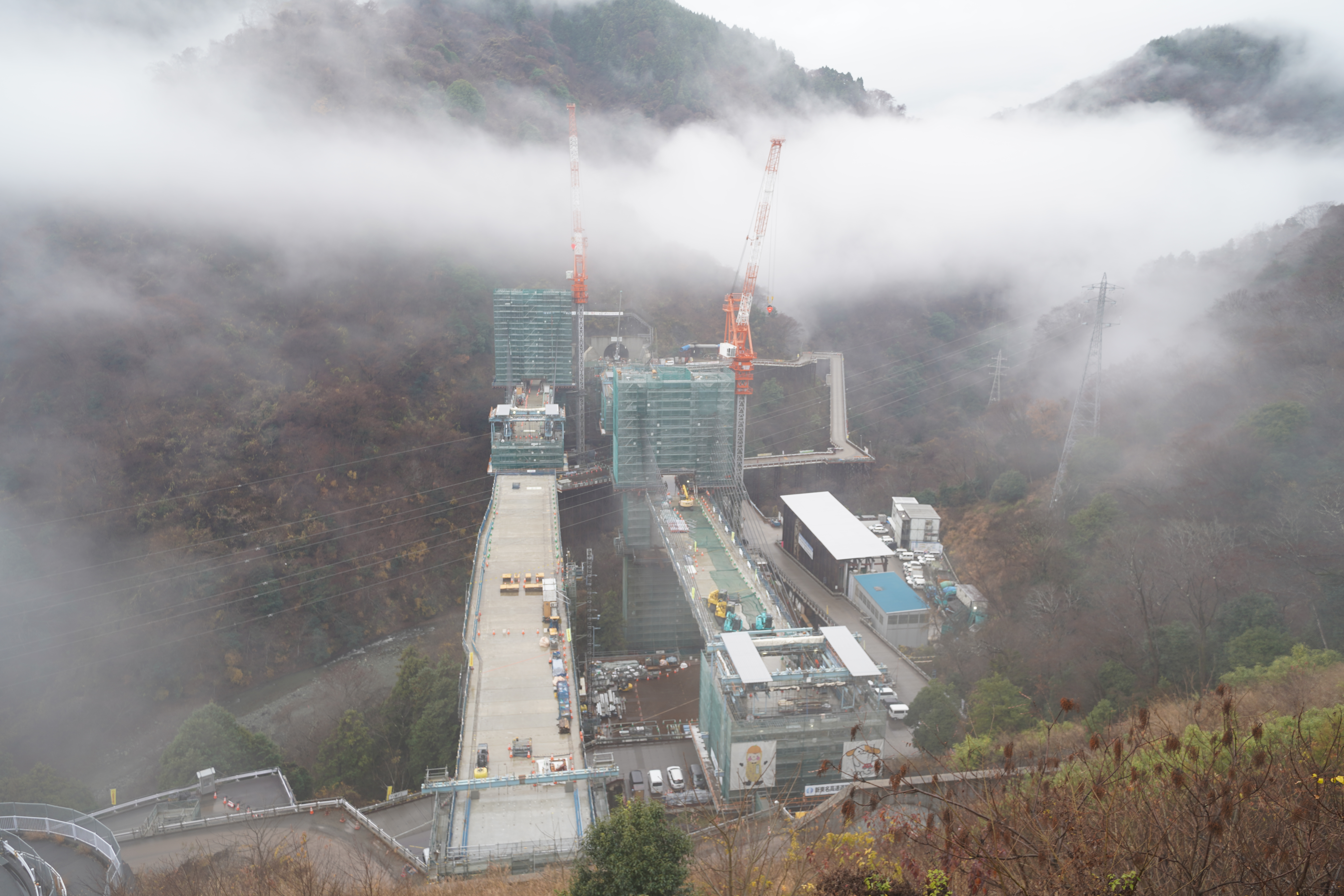 橋工事現場３、霧がかかる