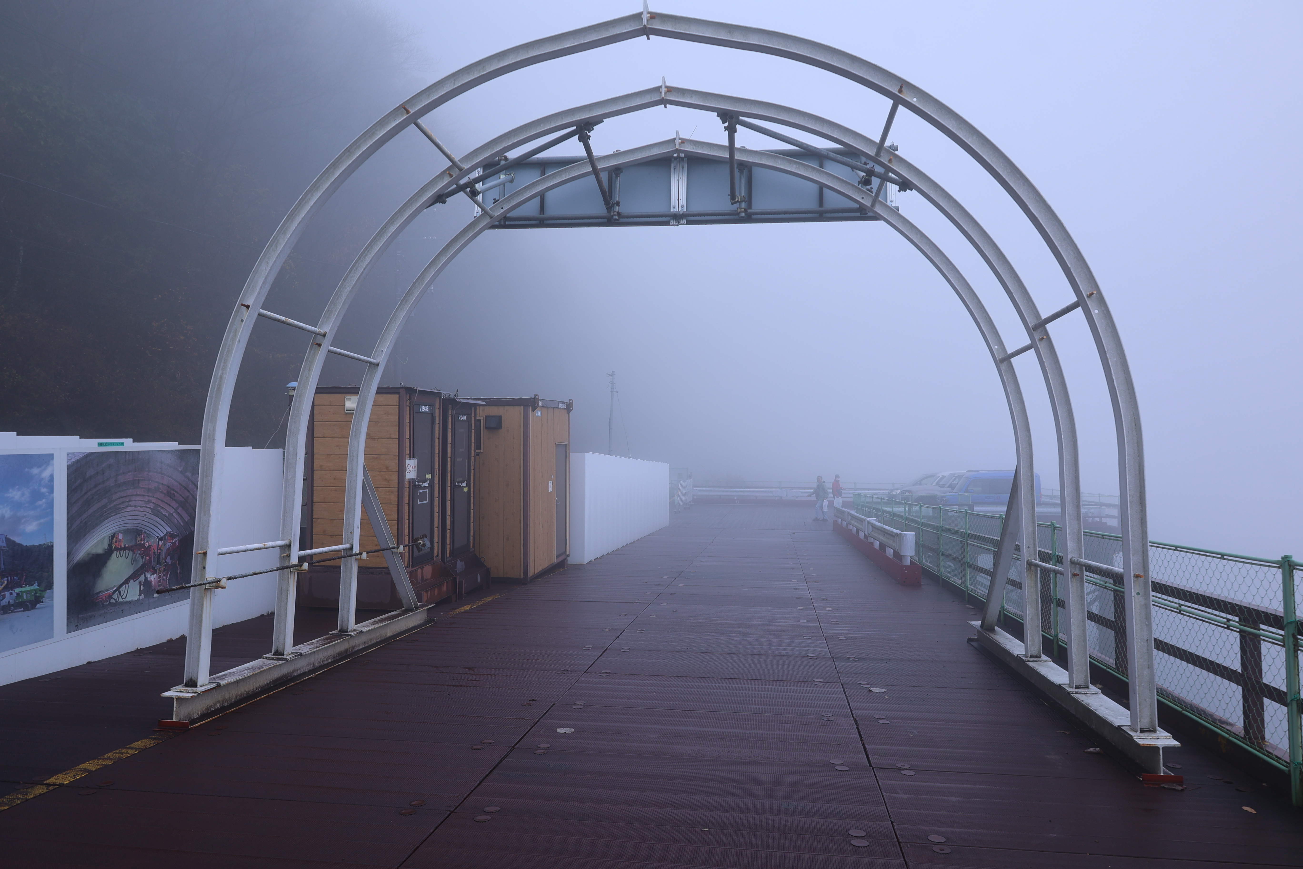 本物のトンネルより小さい鉄骨模型