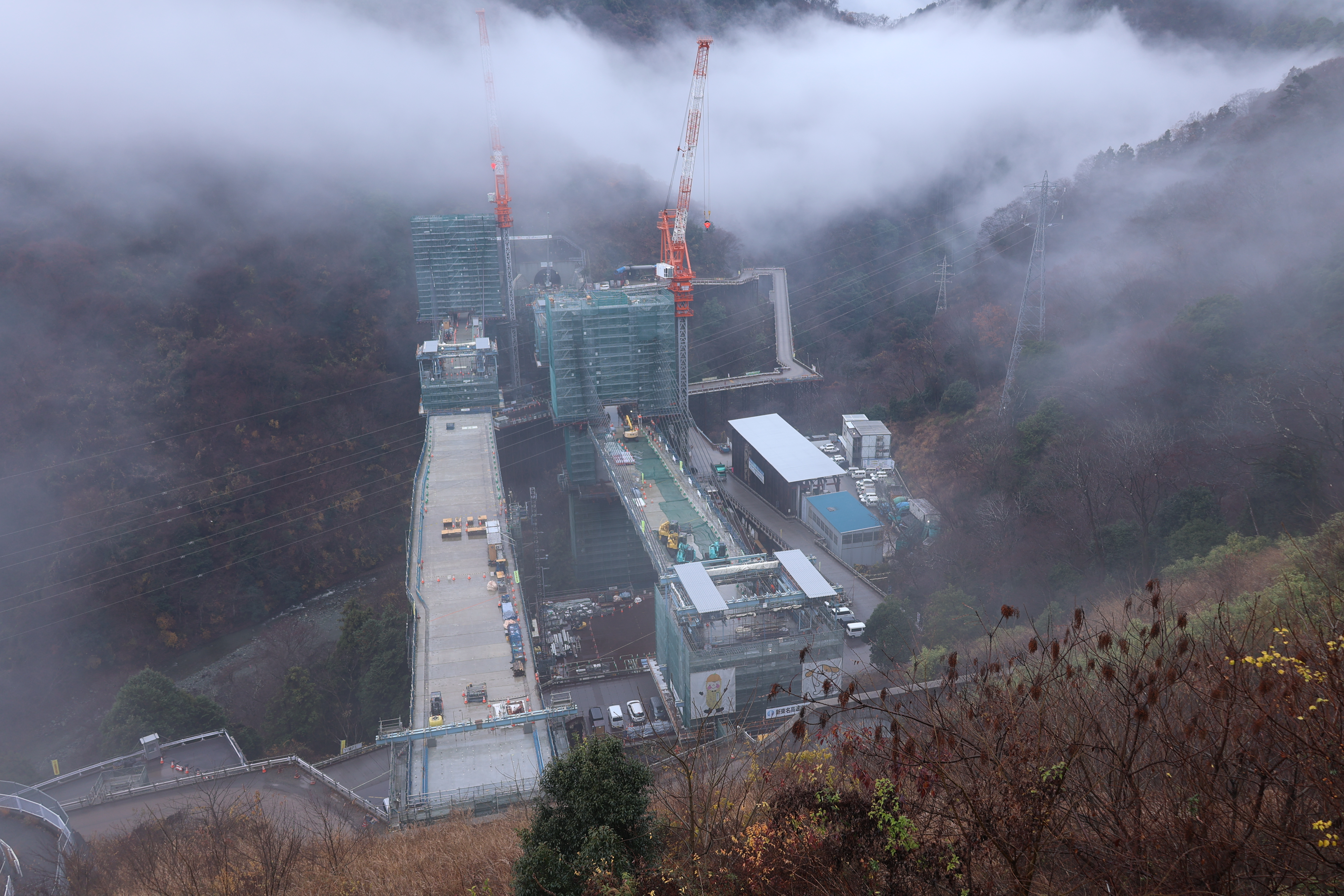 霧が少し晴れた橋の工事現場