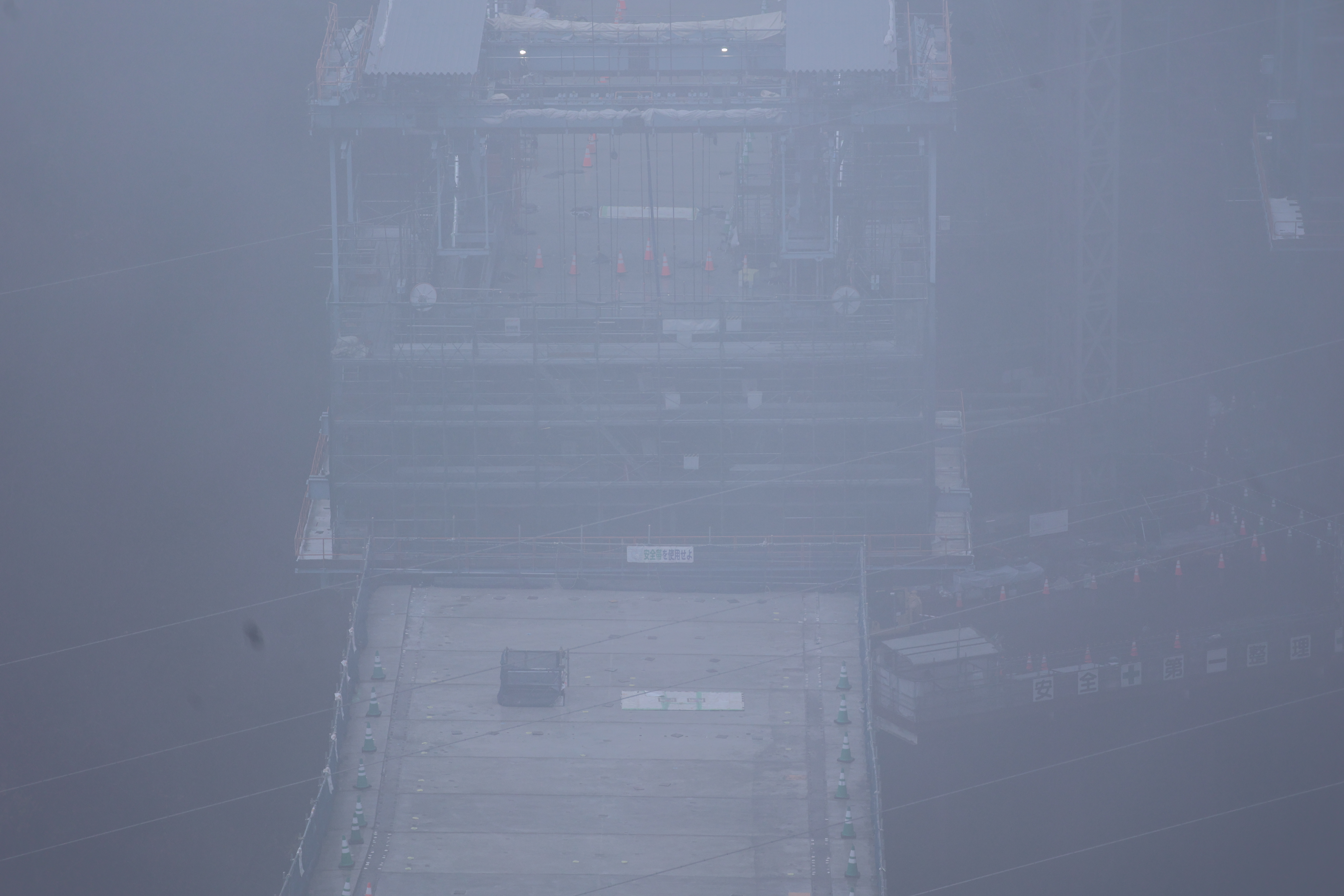 霧で良く見えない橋の工事現場