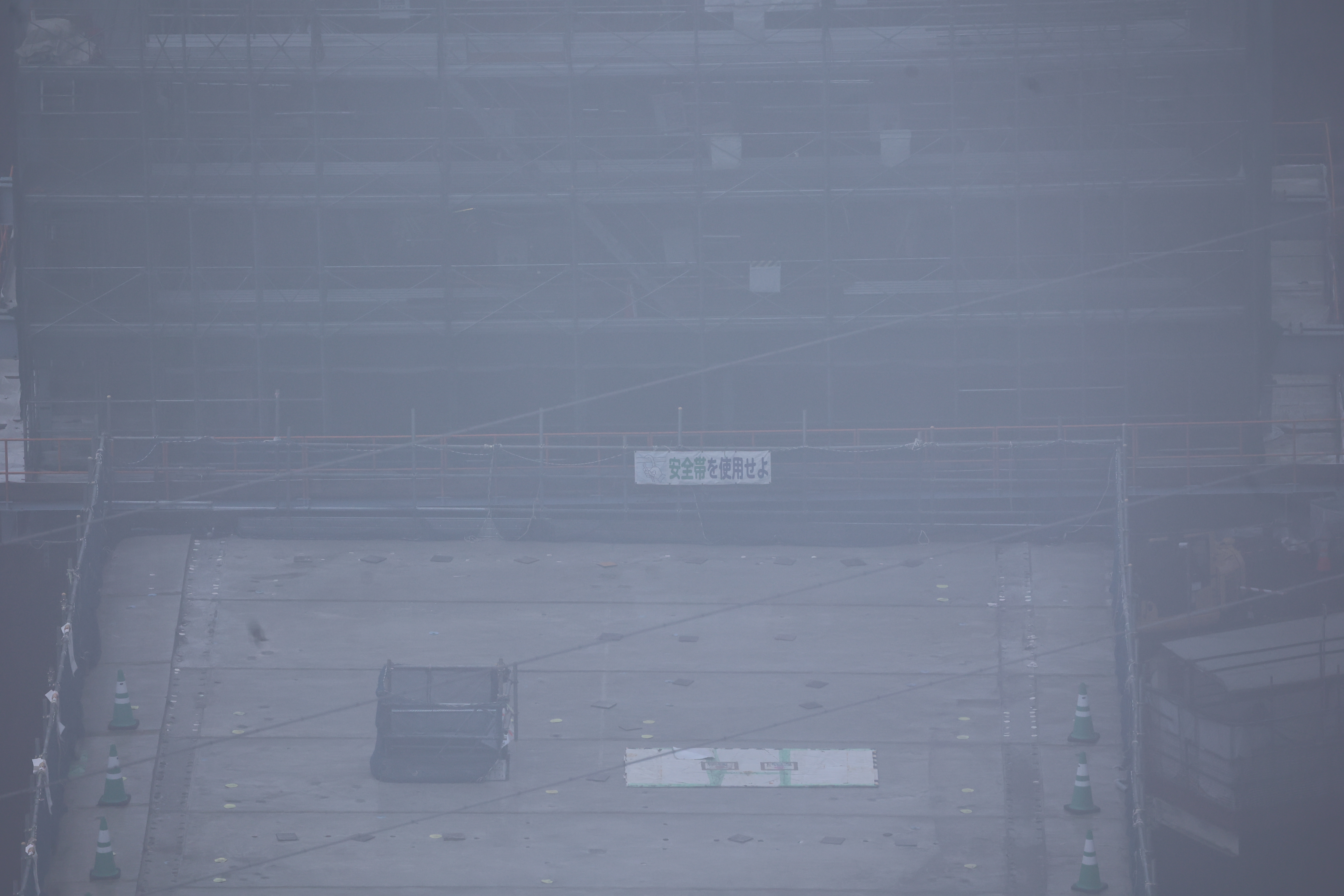 霧で良く見えない橋の工事現場（拡大）