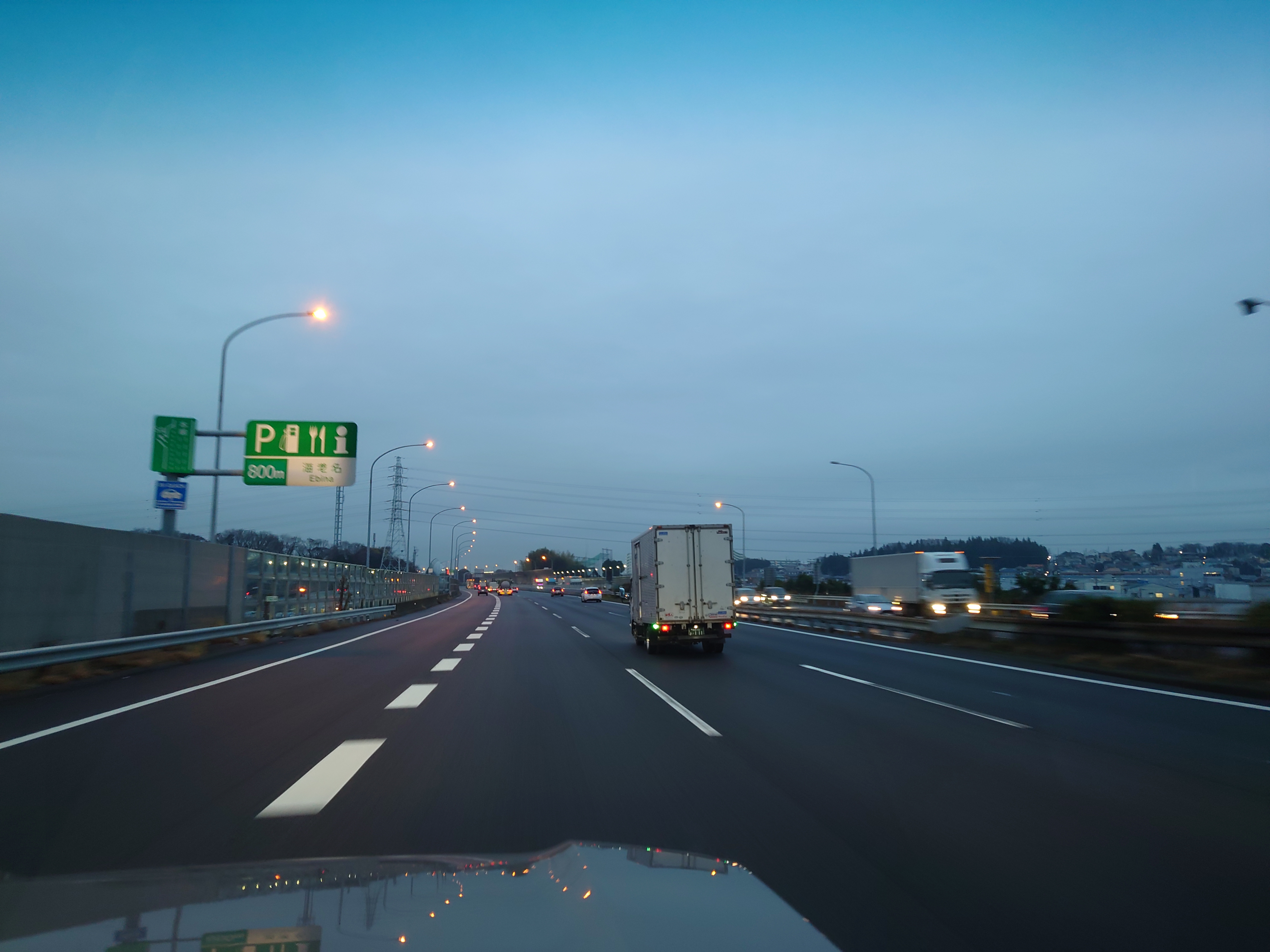 海老名SAエリア付近は8車線