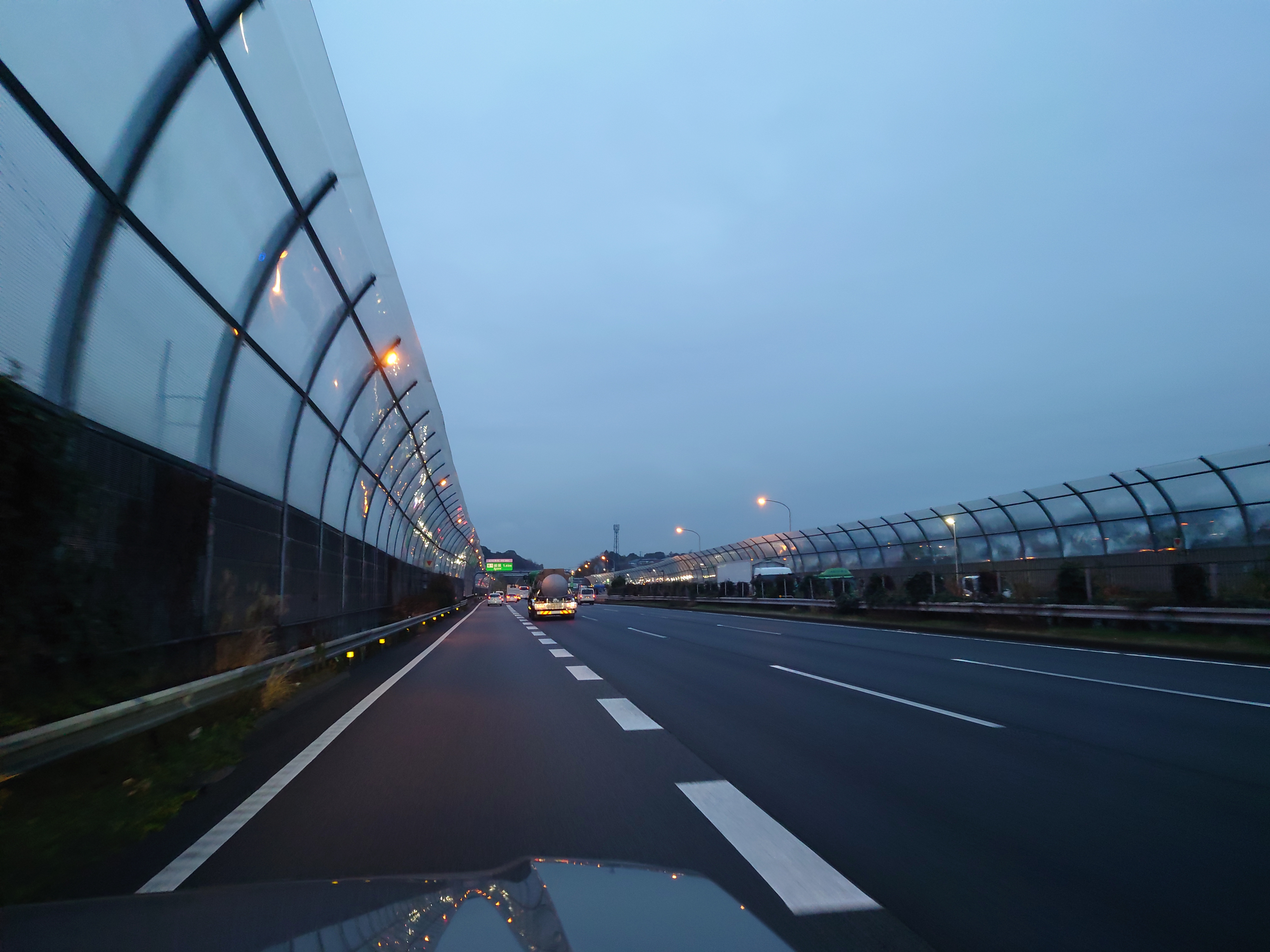 綾瀬ICで降りるまで8車線が続く