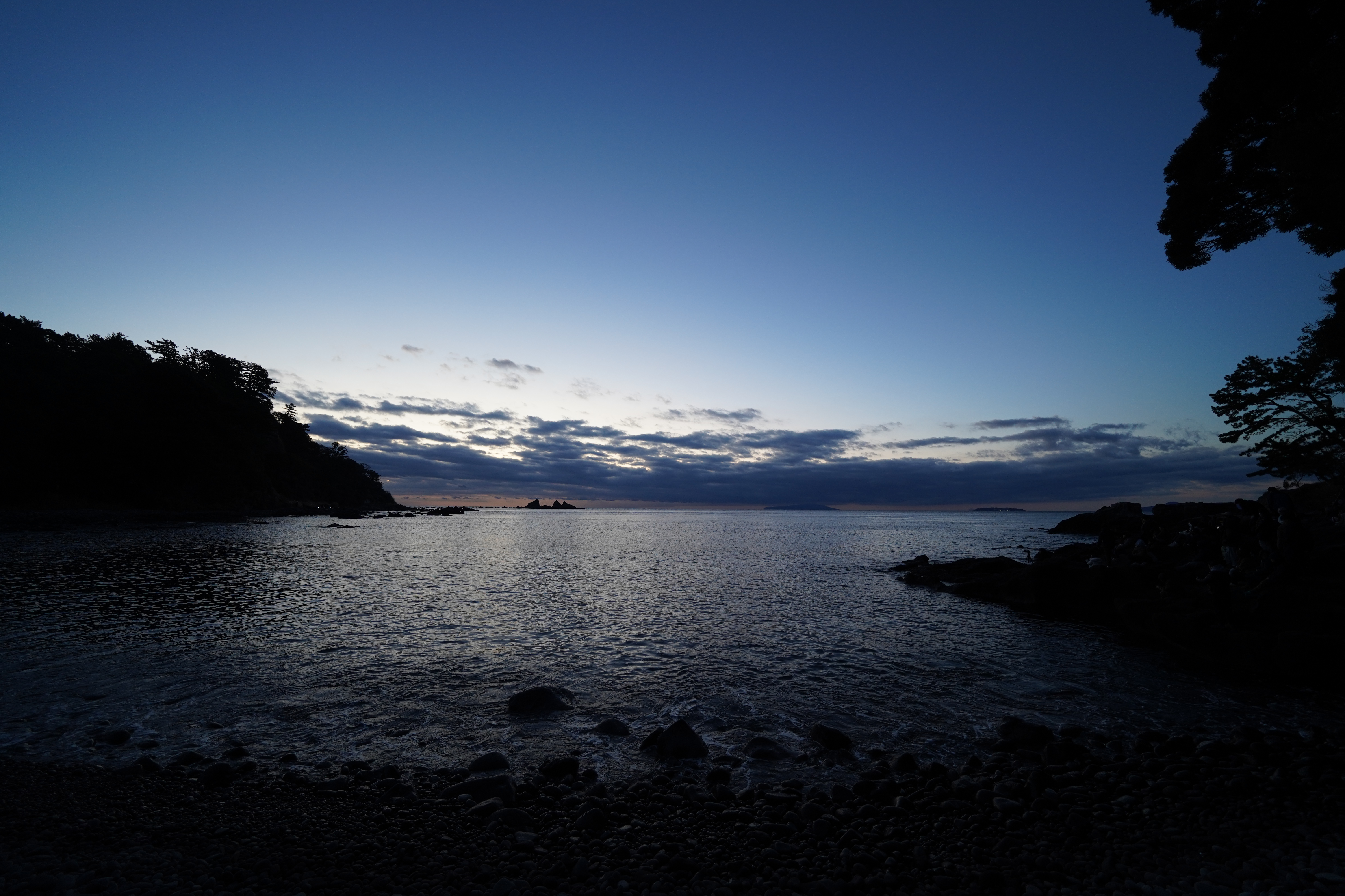 三石と朝日が見えてくる