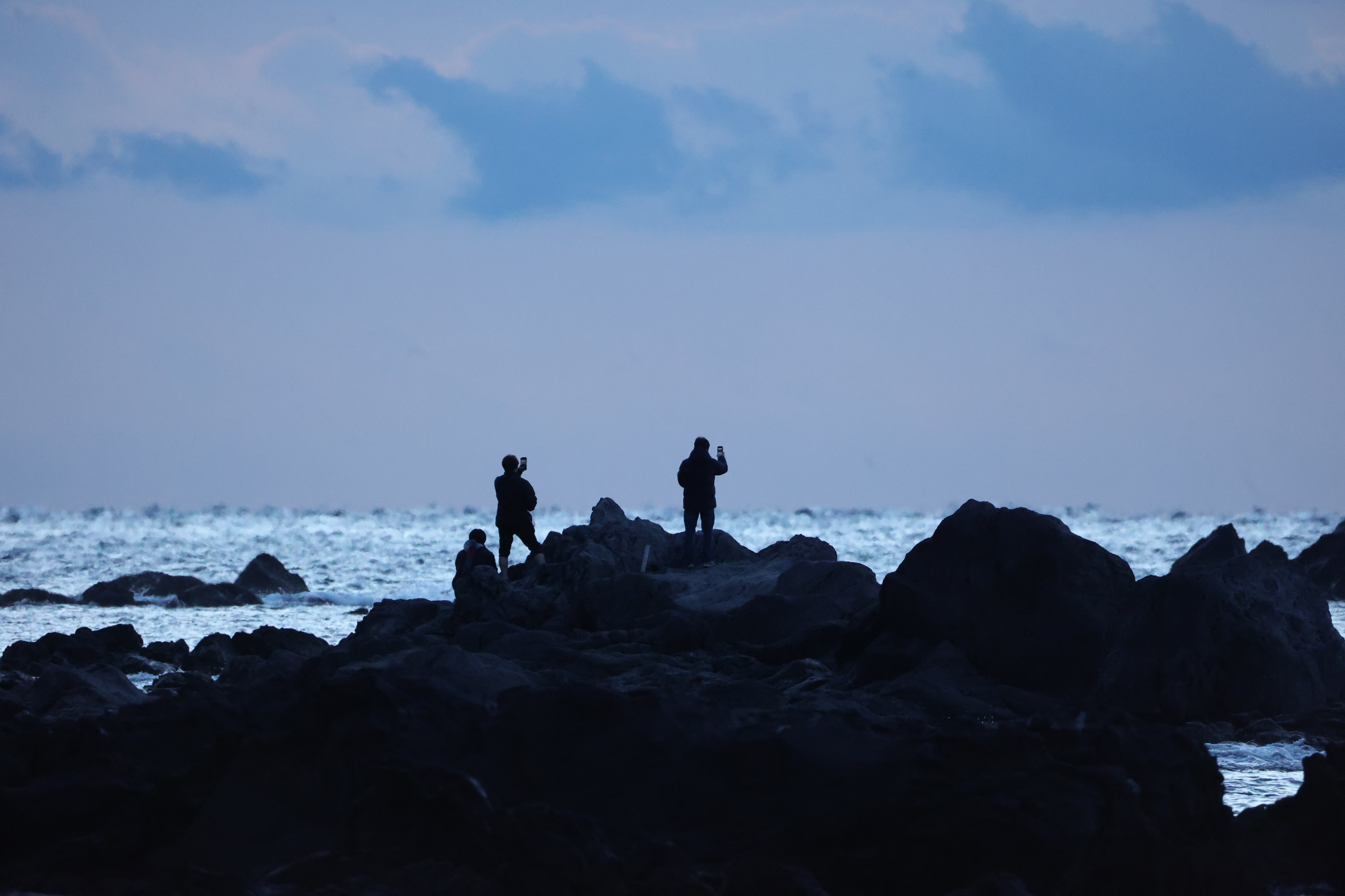 三石の近くの岩場にいる人たち２