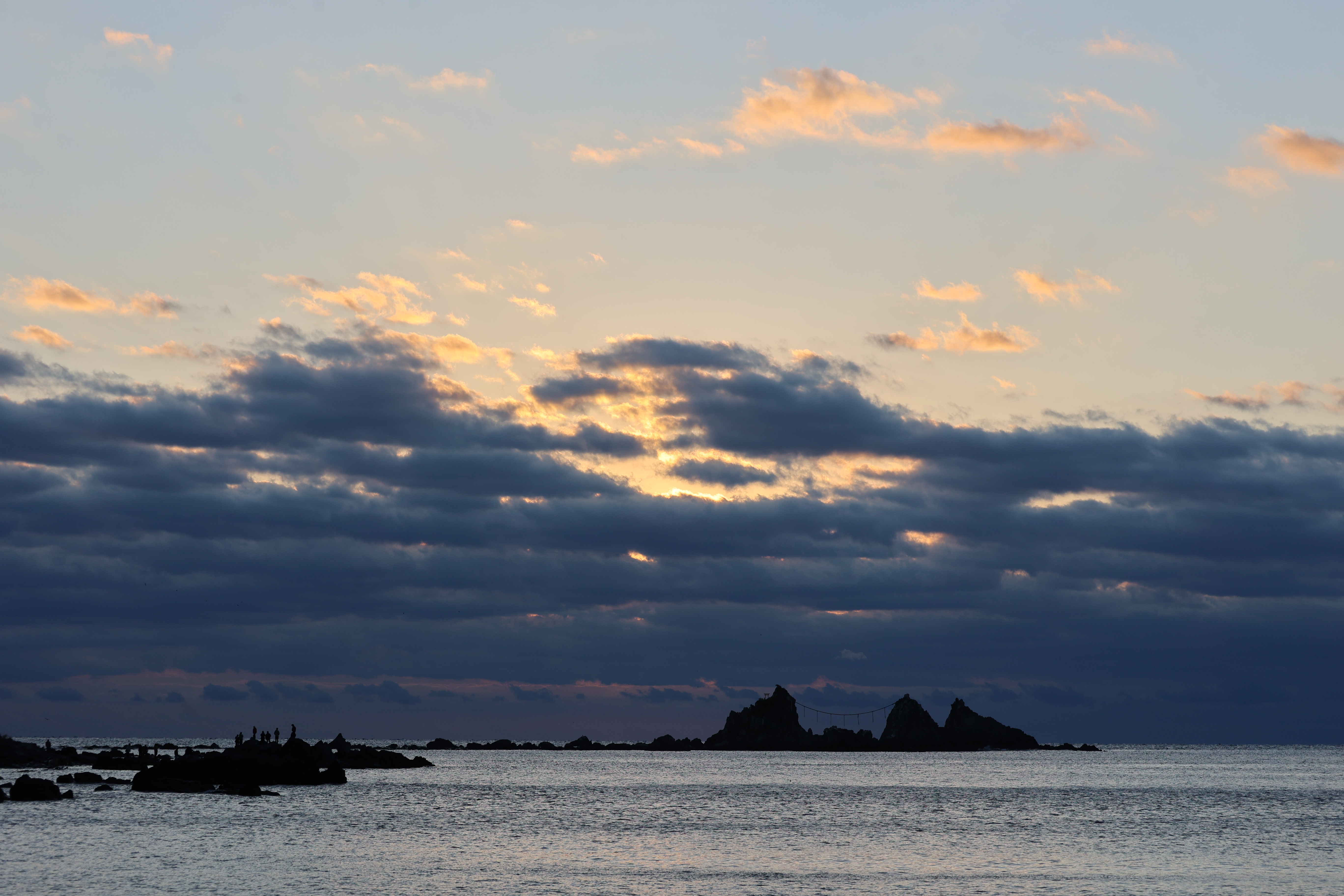 厚い雲の奥から朝日が差してくる
