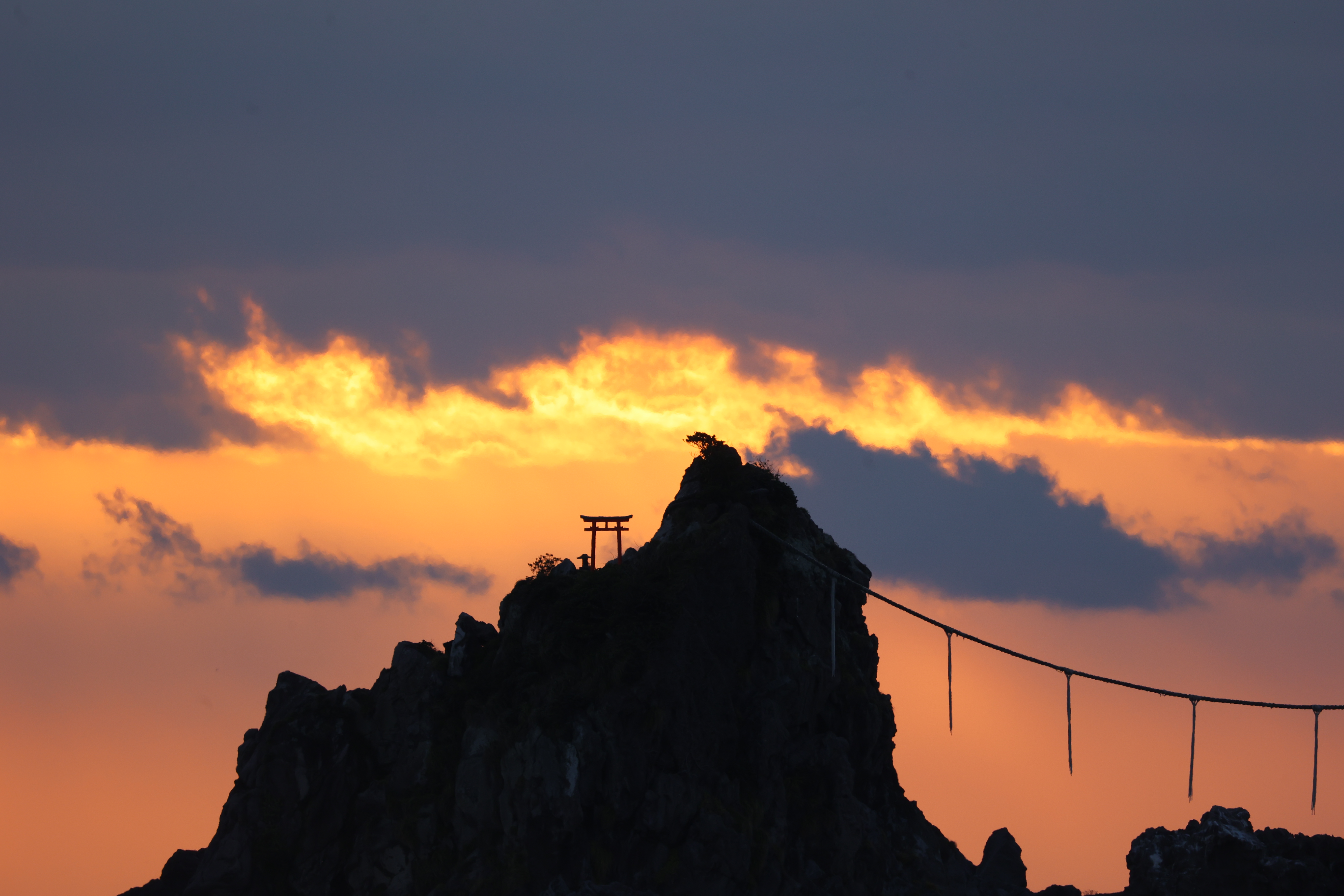 三石と朝日２と鳥居