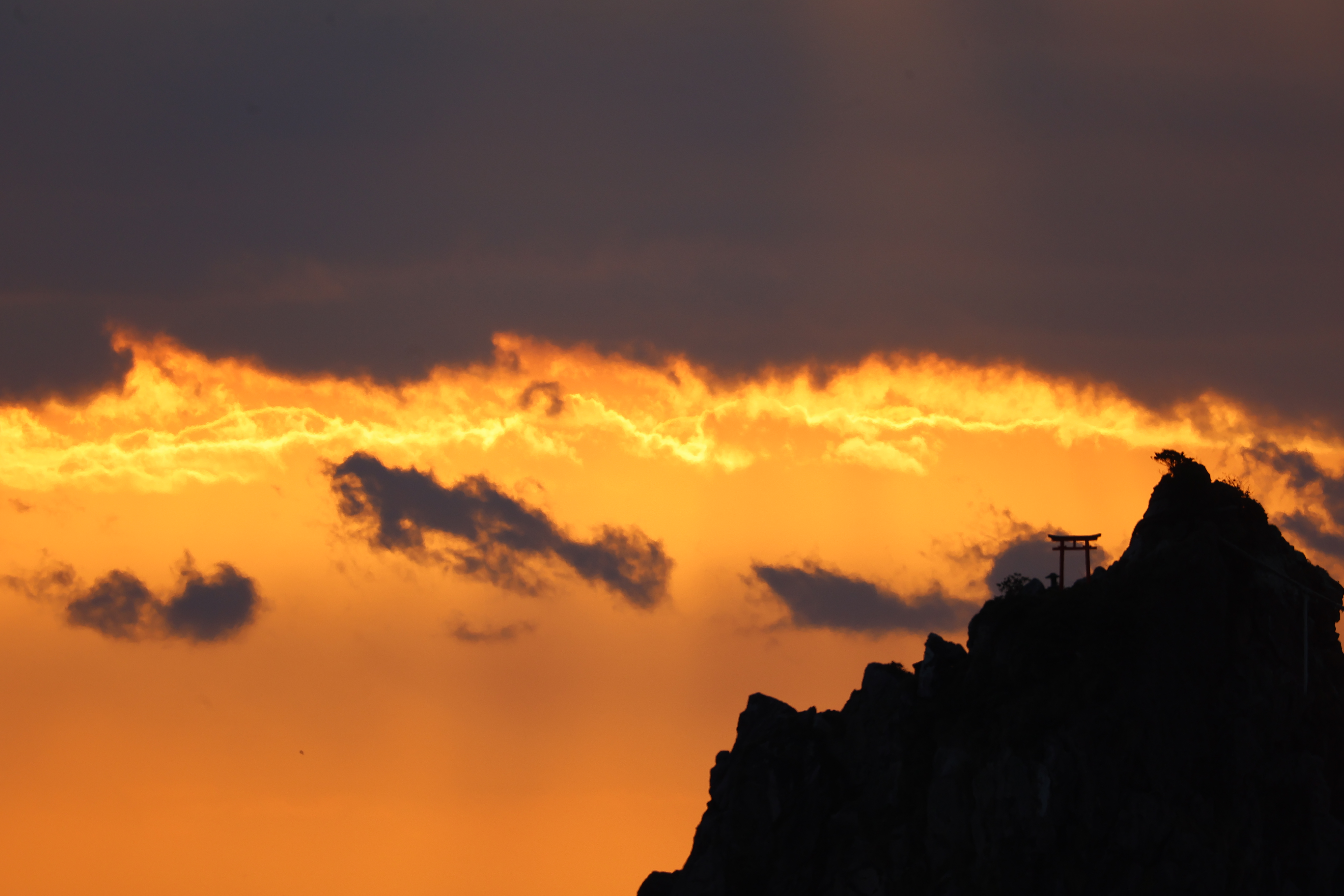 三石と朝日４と鳥居と雲