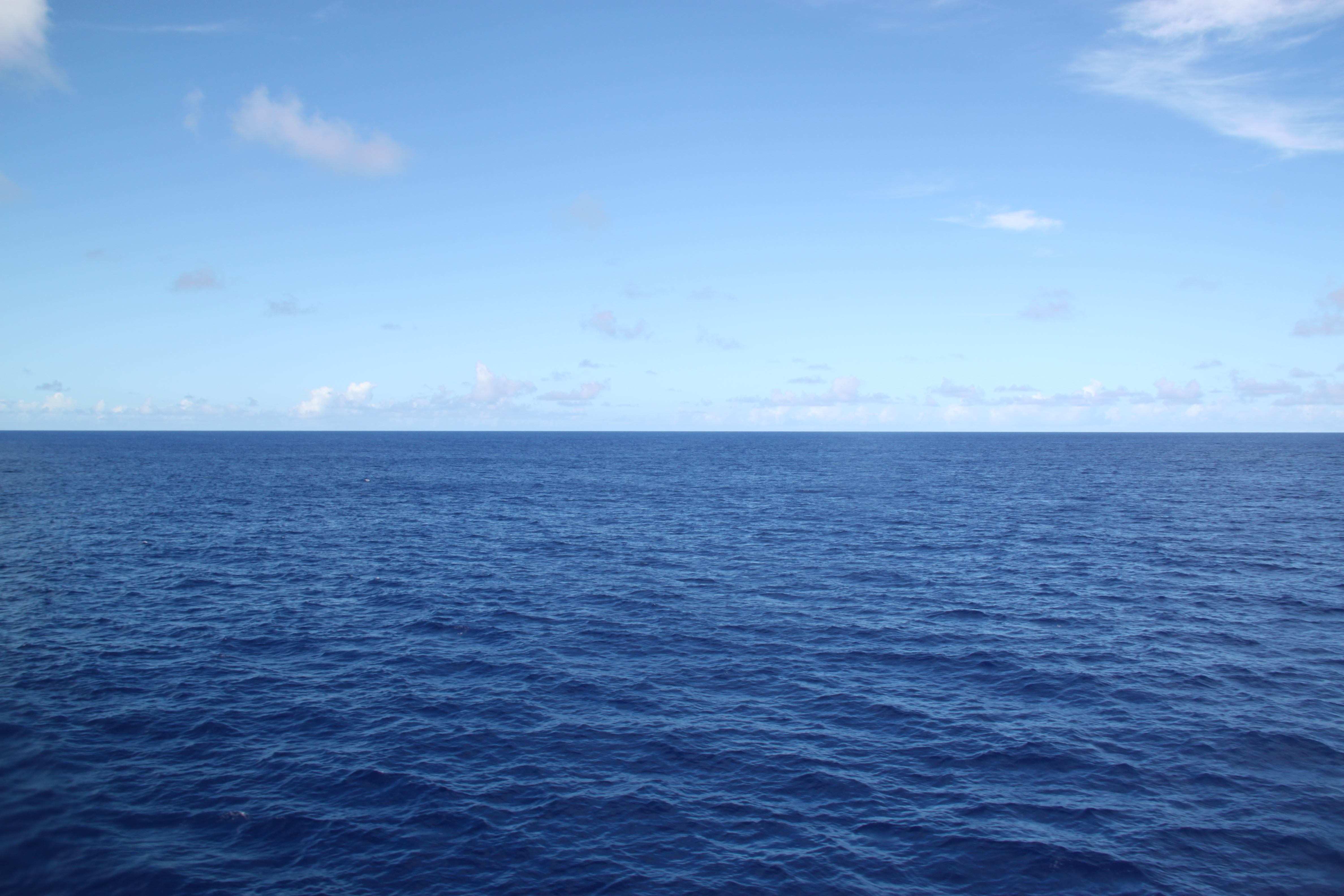 太平洋上を南下する