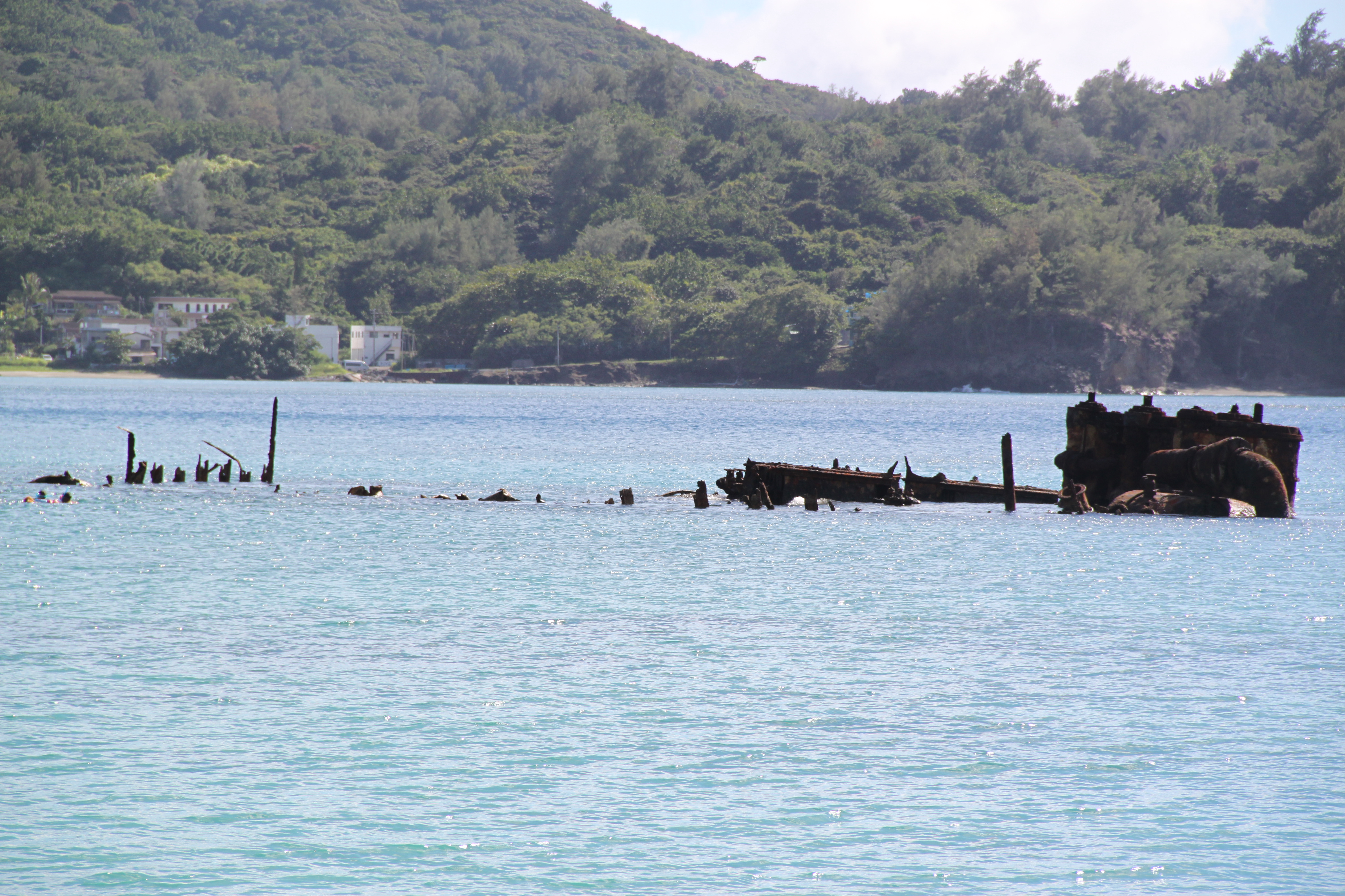 境浦海岸のビーチに沈む潜水艦