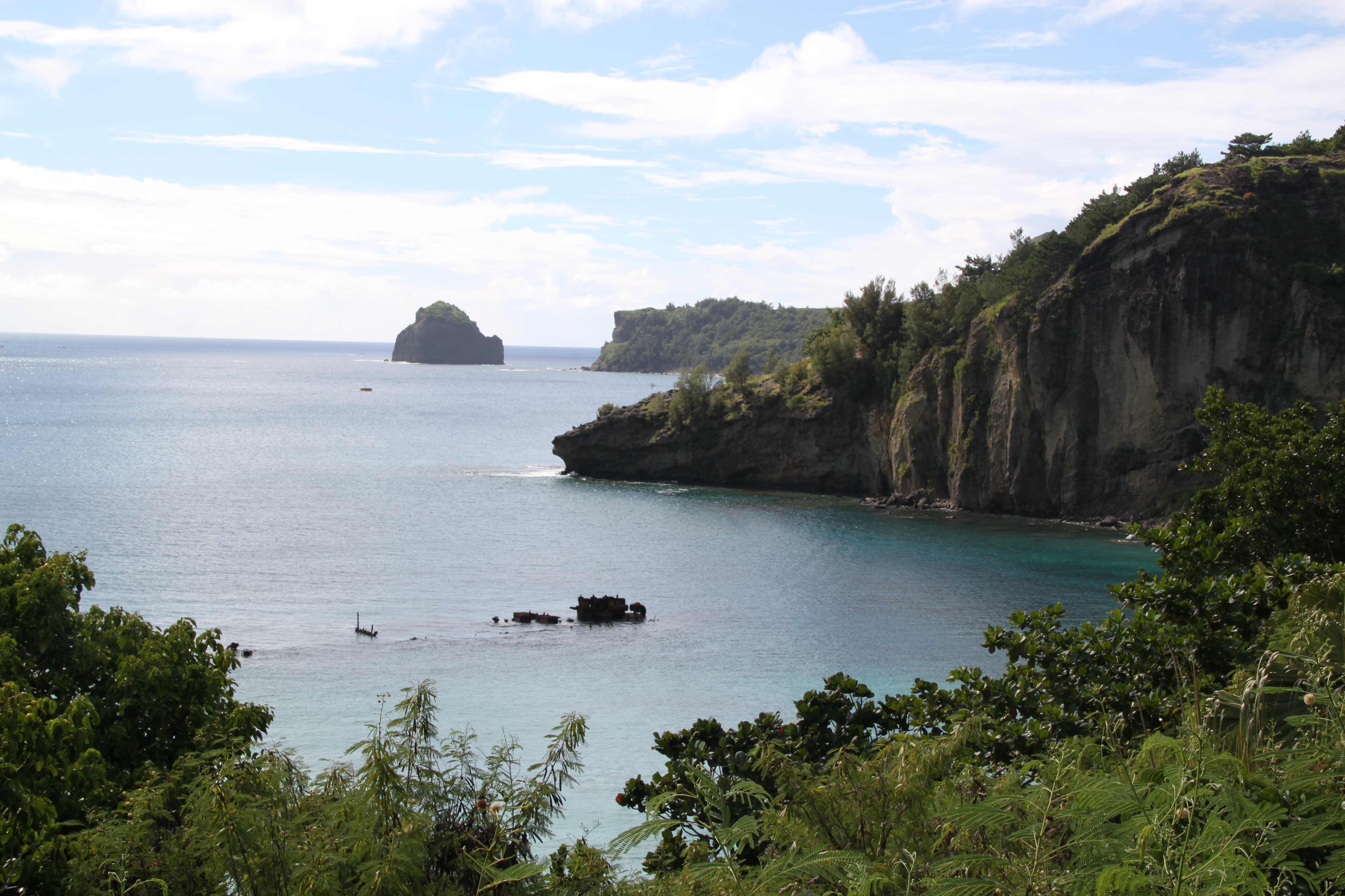 高台から境浦海岸のビーチを見る１