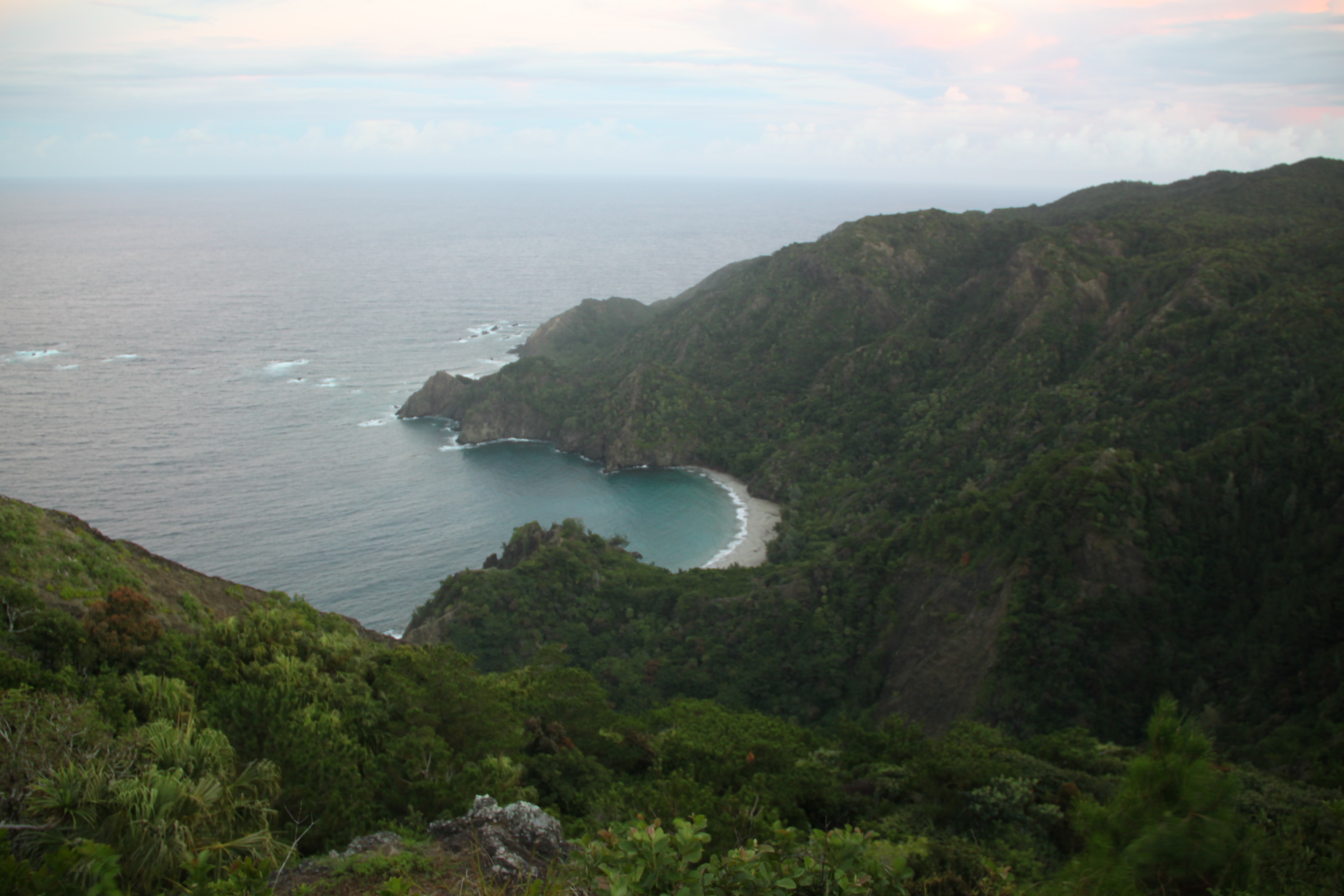 初寝浦展望台から見たビーチ１