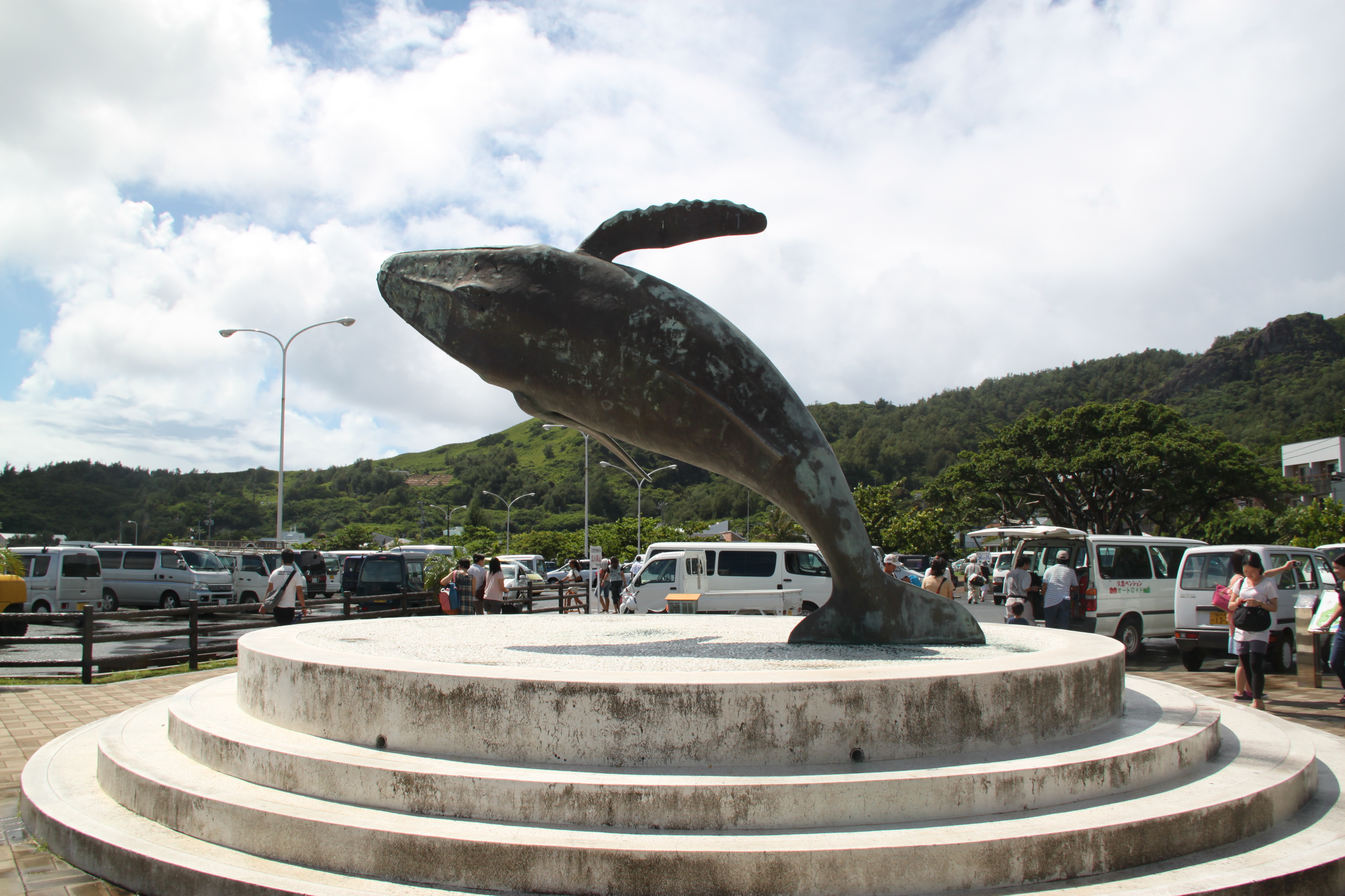 イルカの像