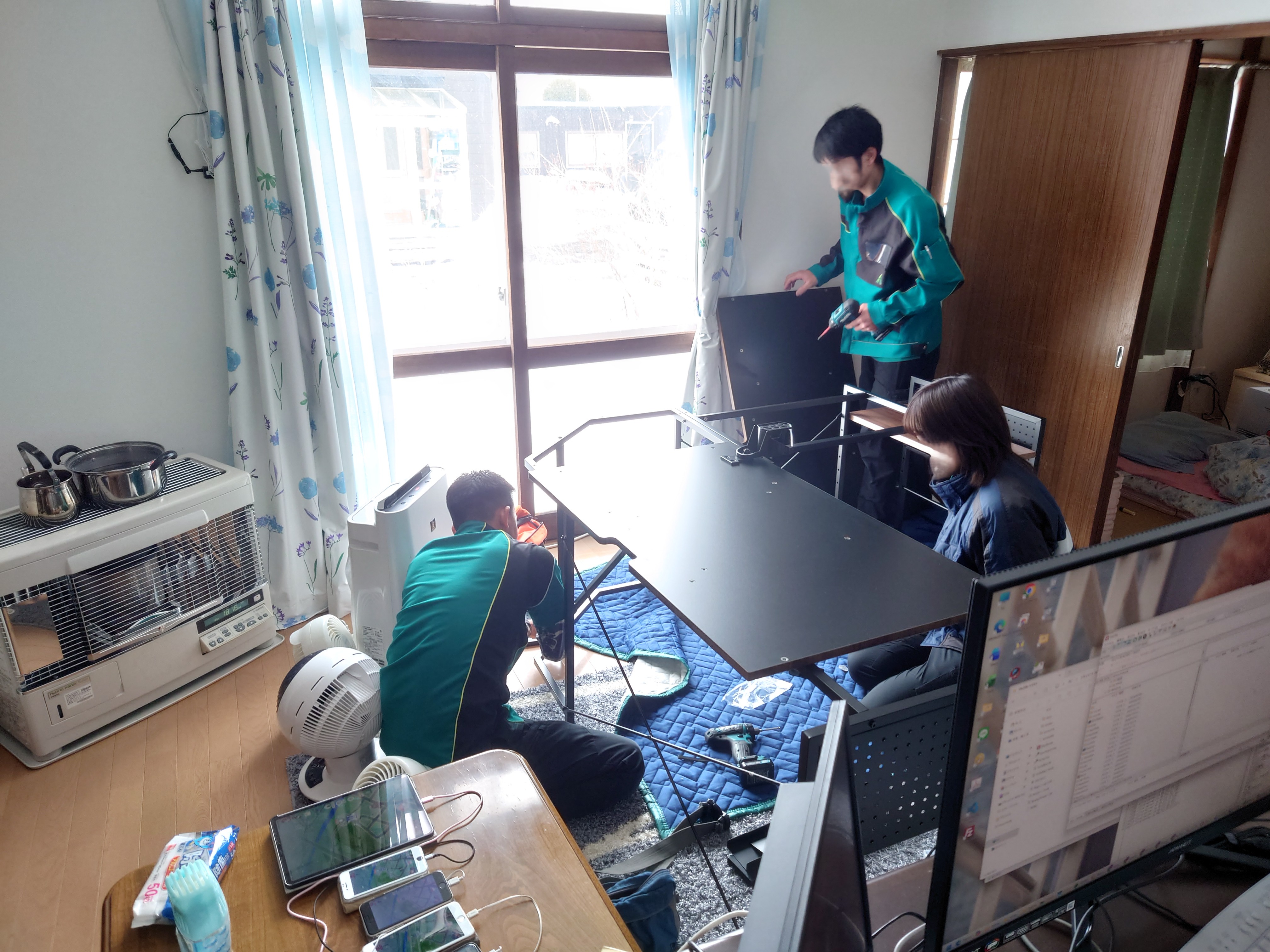 4人の組立員の方々の内3人が担当