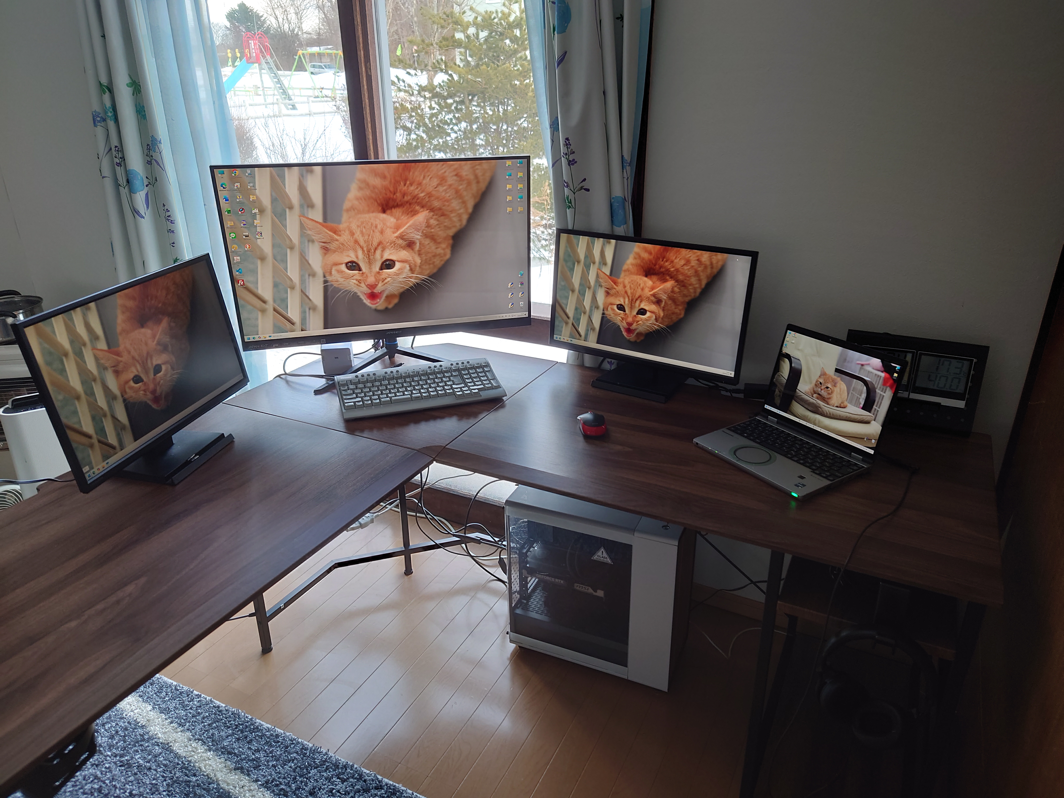 3画面とノートパソコン