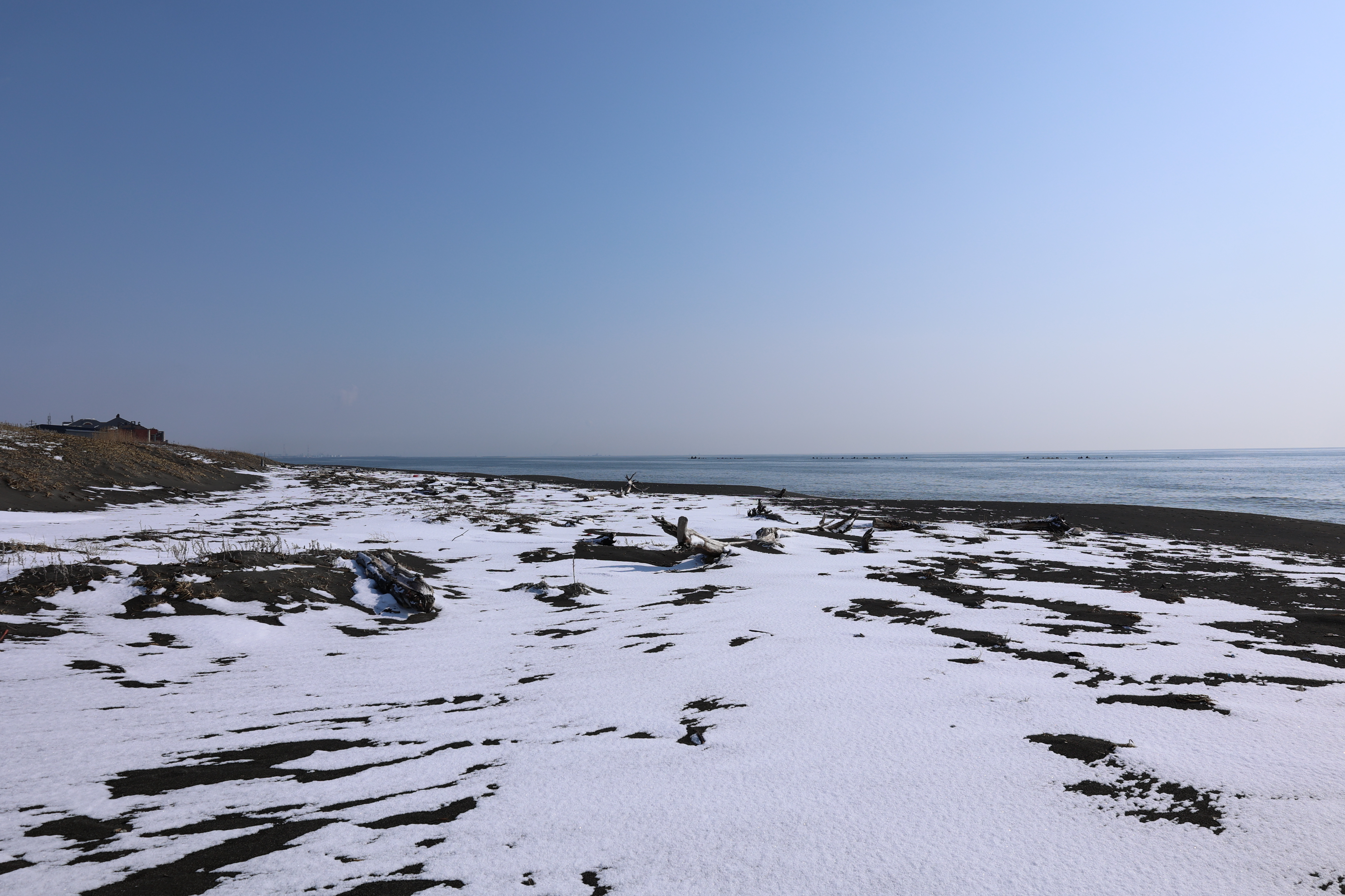 積雪が少しある海岸２