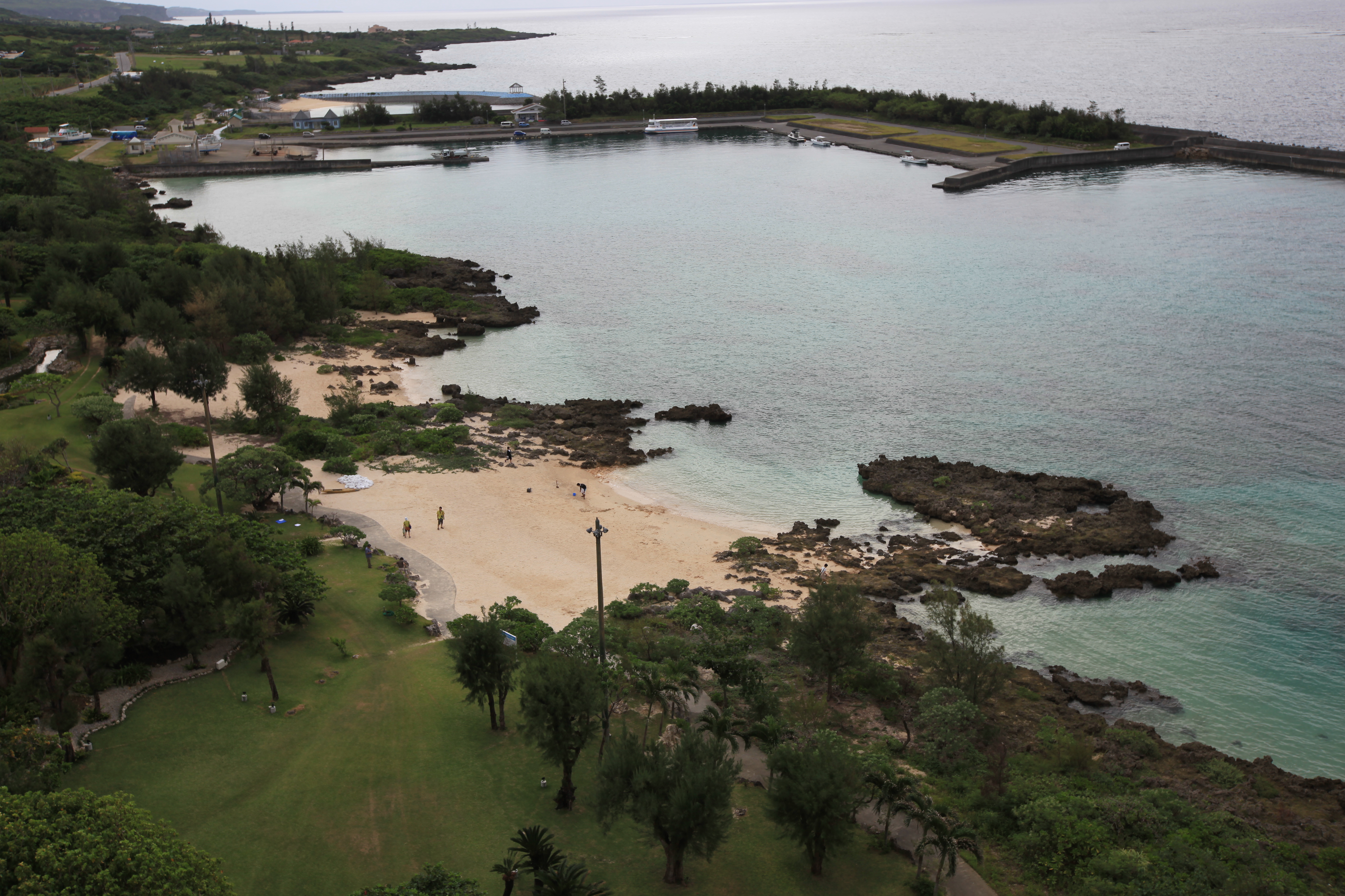 ホテルから見たビーチ（拡大）