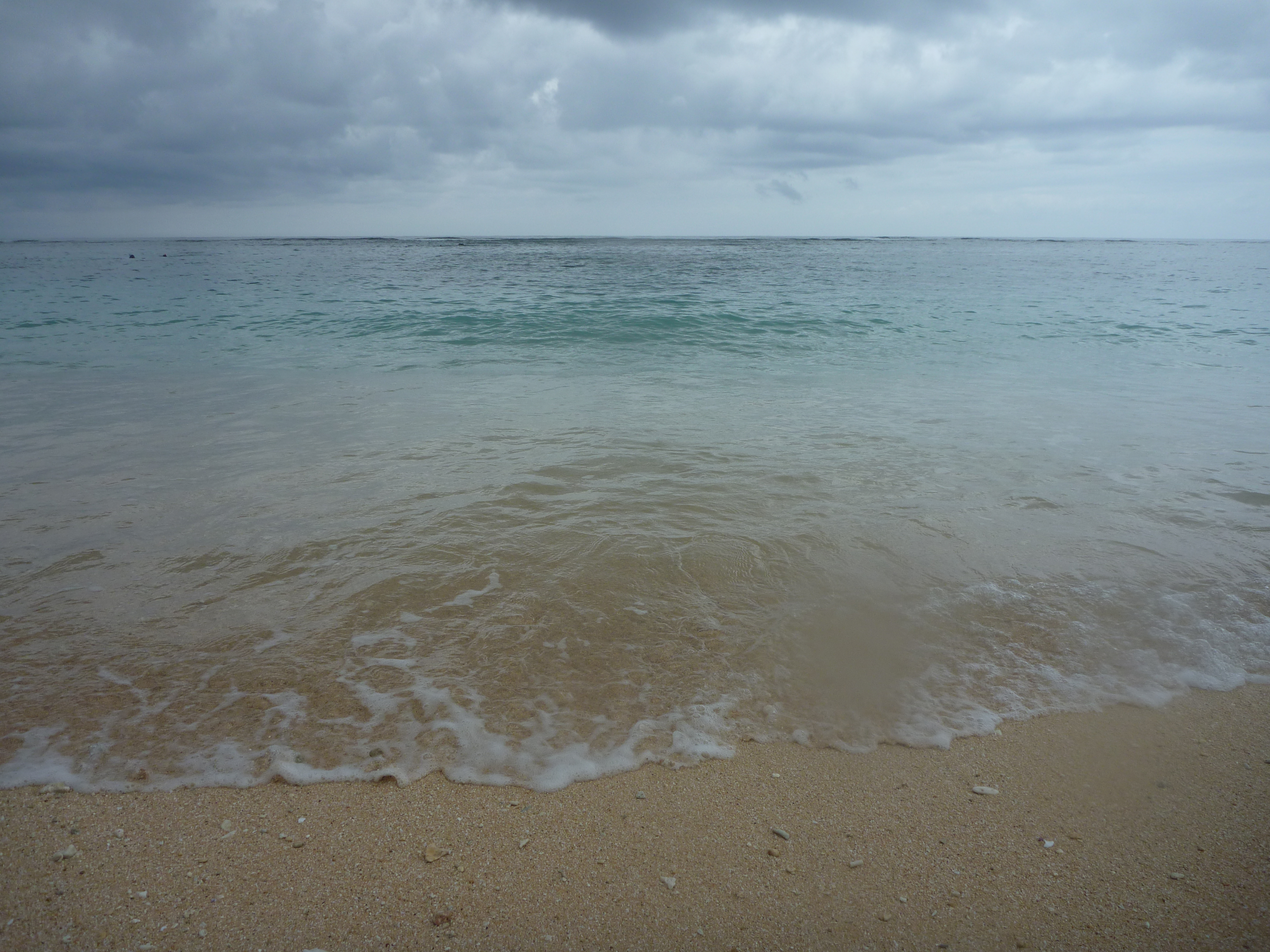 吉野ビーチの波際