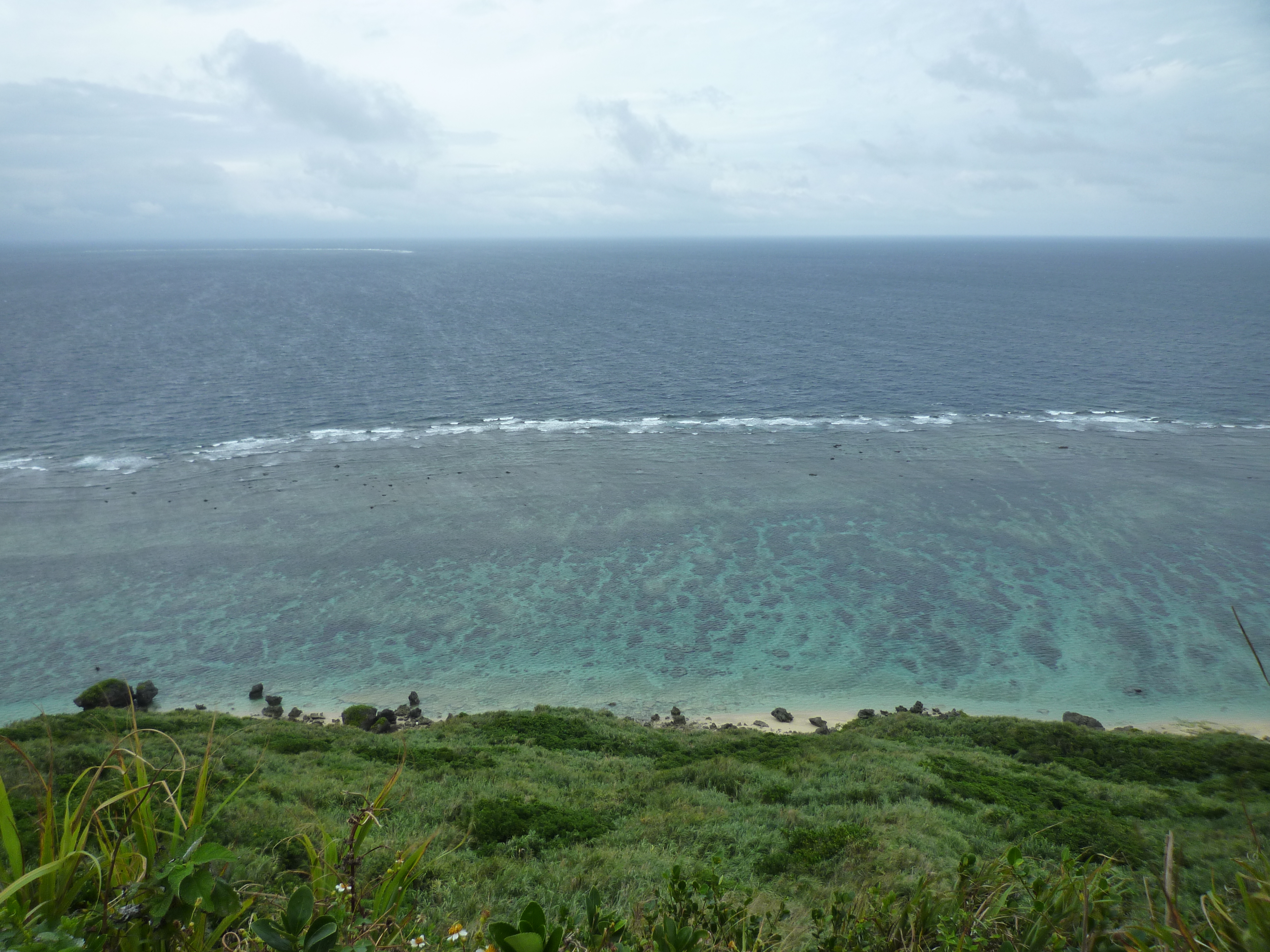 エメラルドグリーンの海岸１
