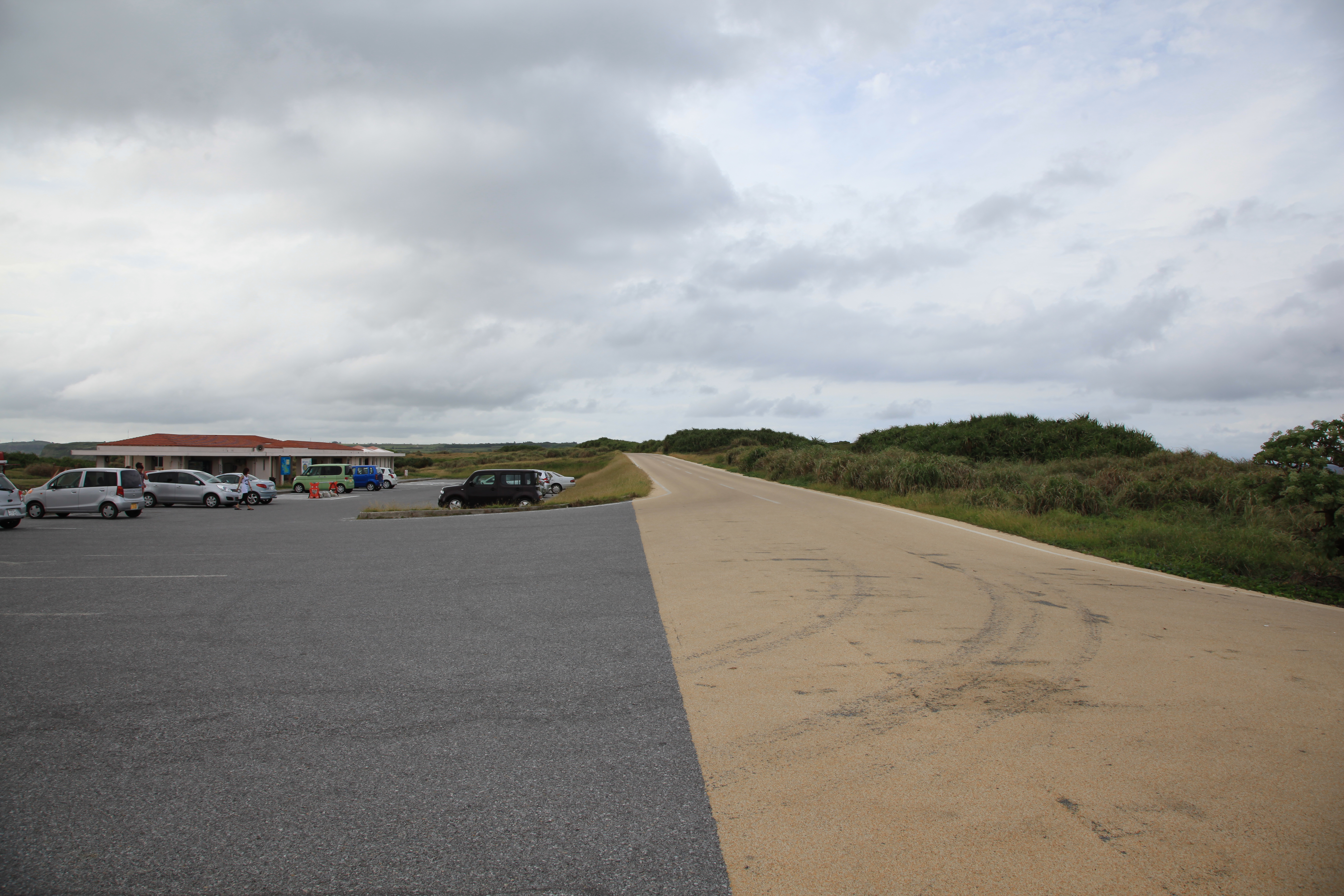 東平安名崎に通じる道路