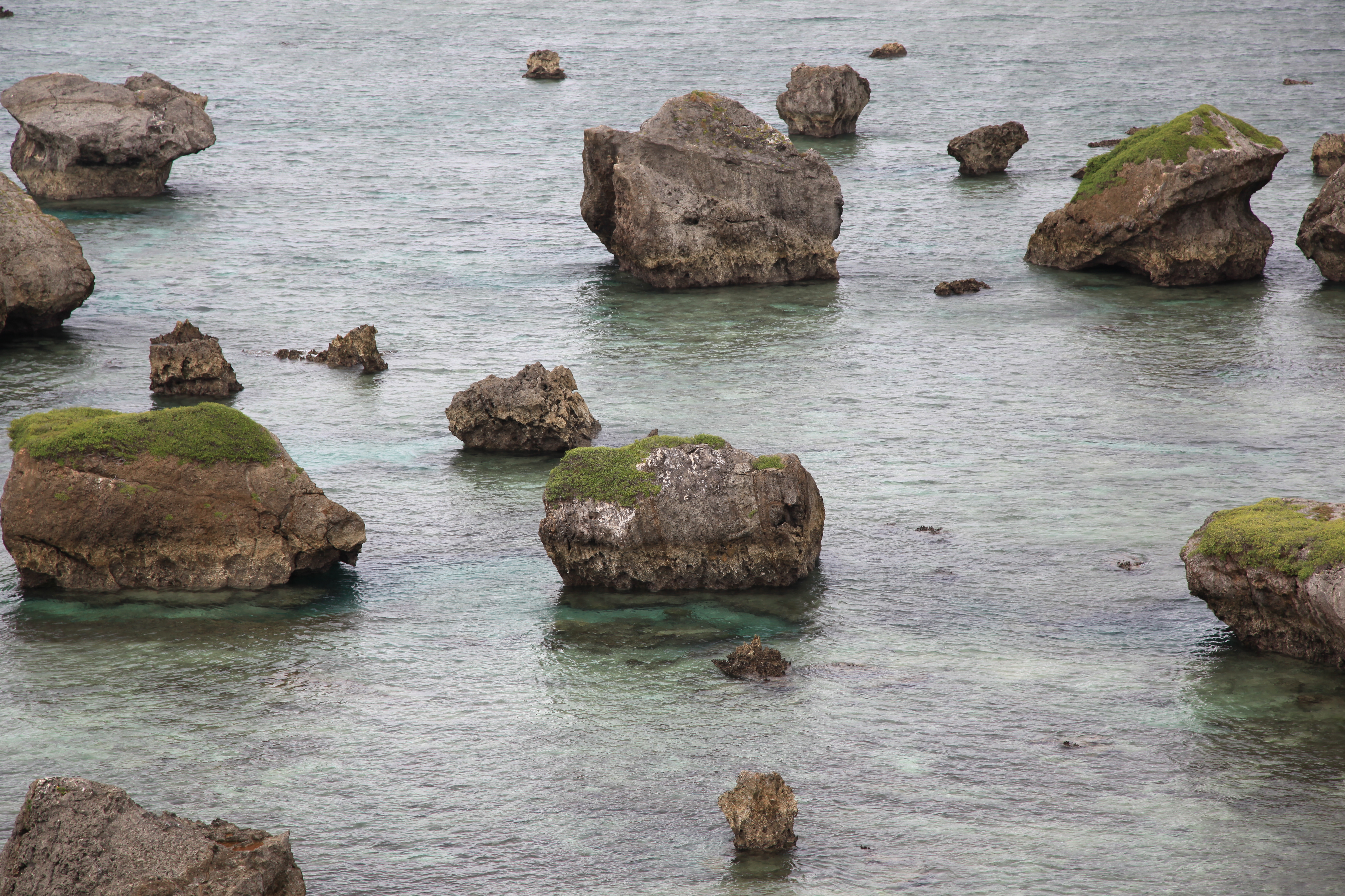 東平安名崎の岩たち（拡大）