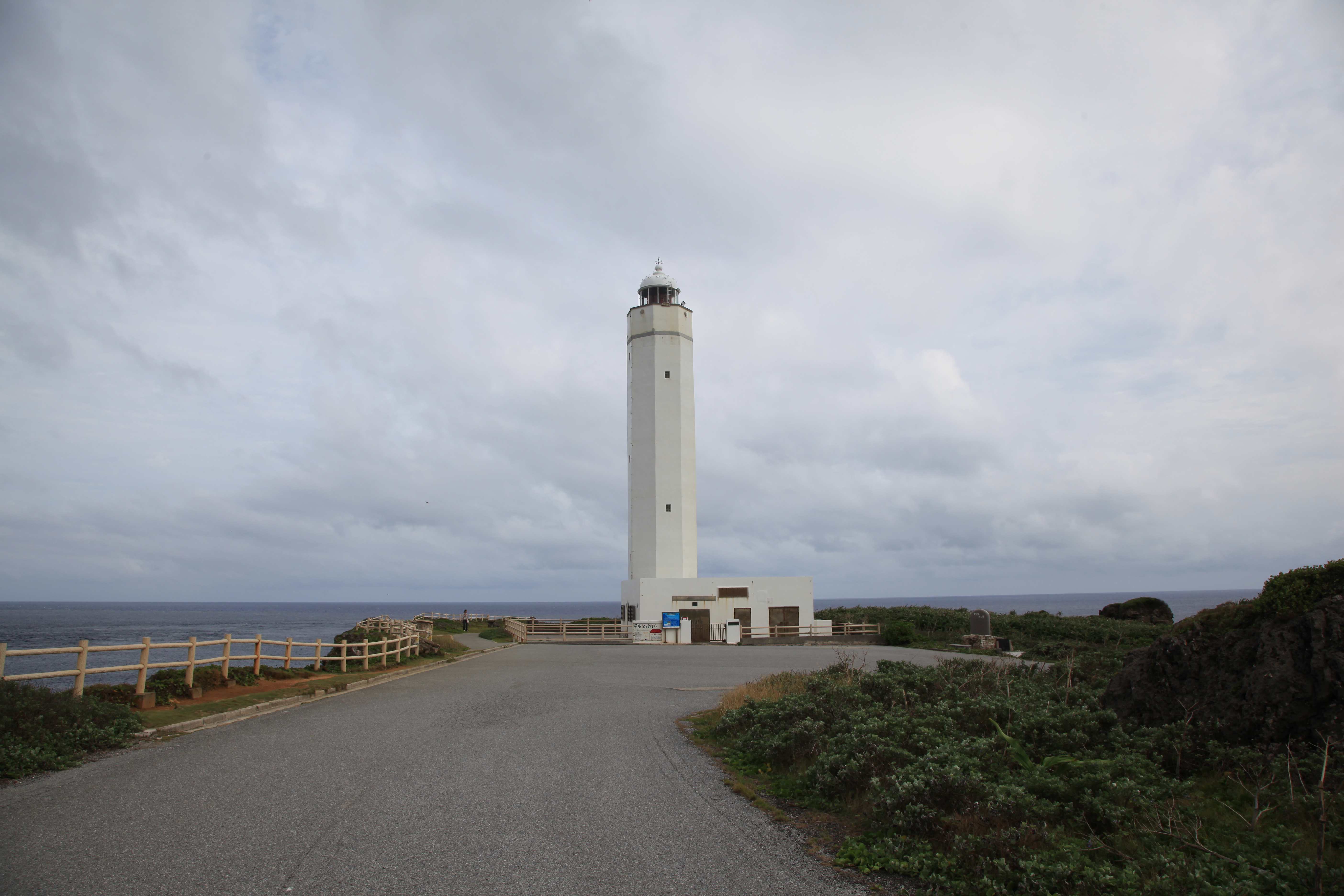 平安名崎灯台（広角）