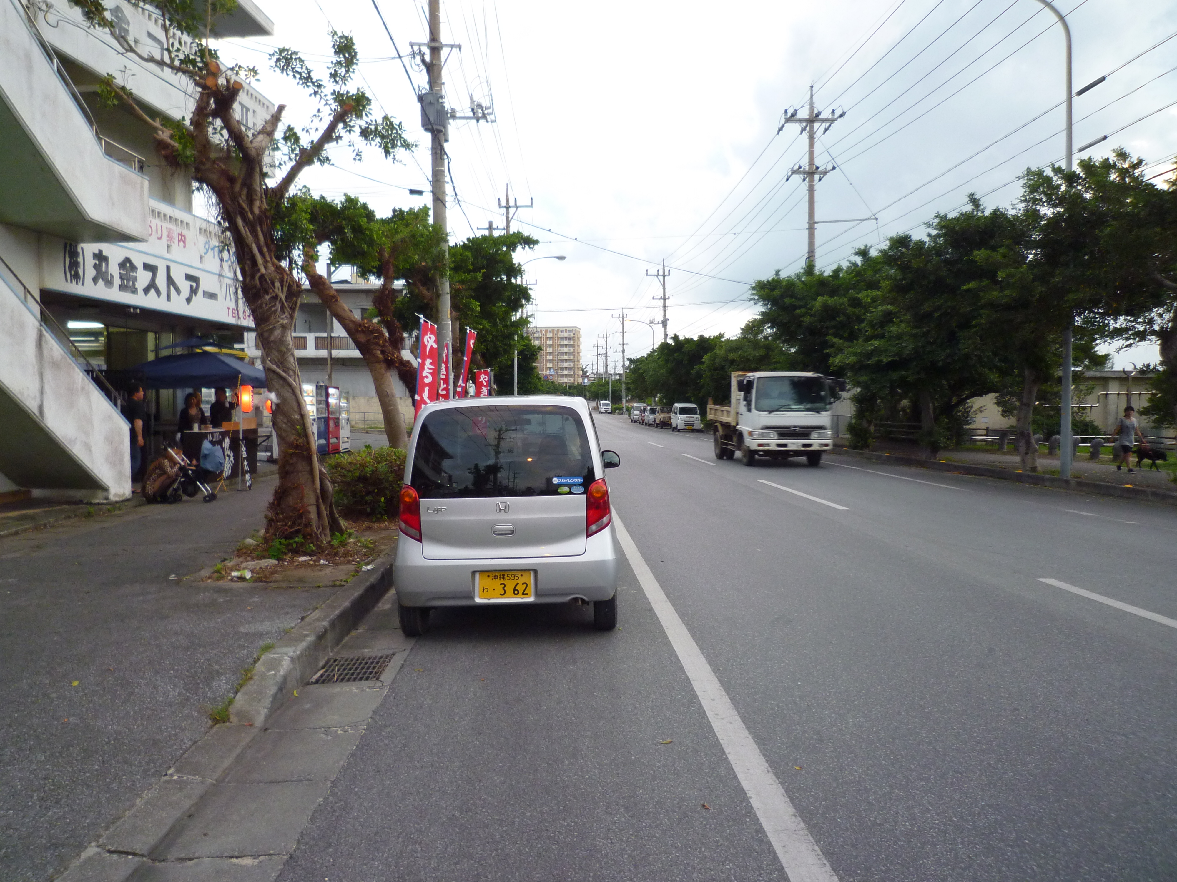 飲食店前に路上駐車帯に路駐（駐車可）