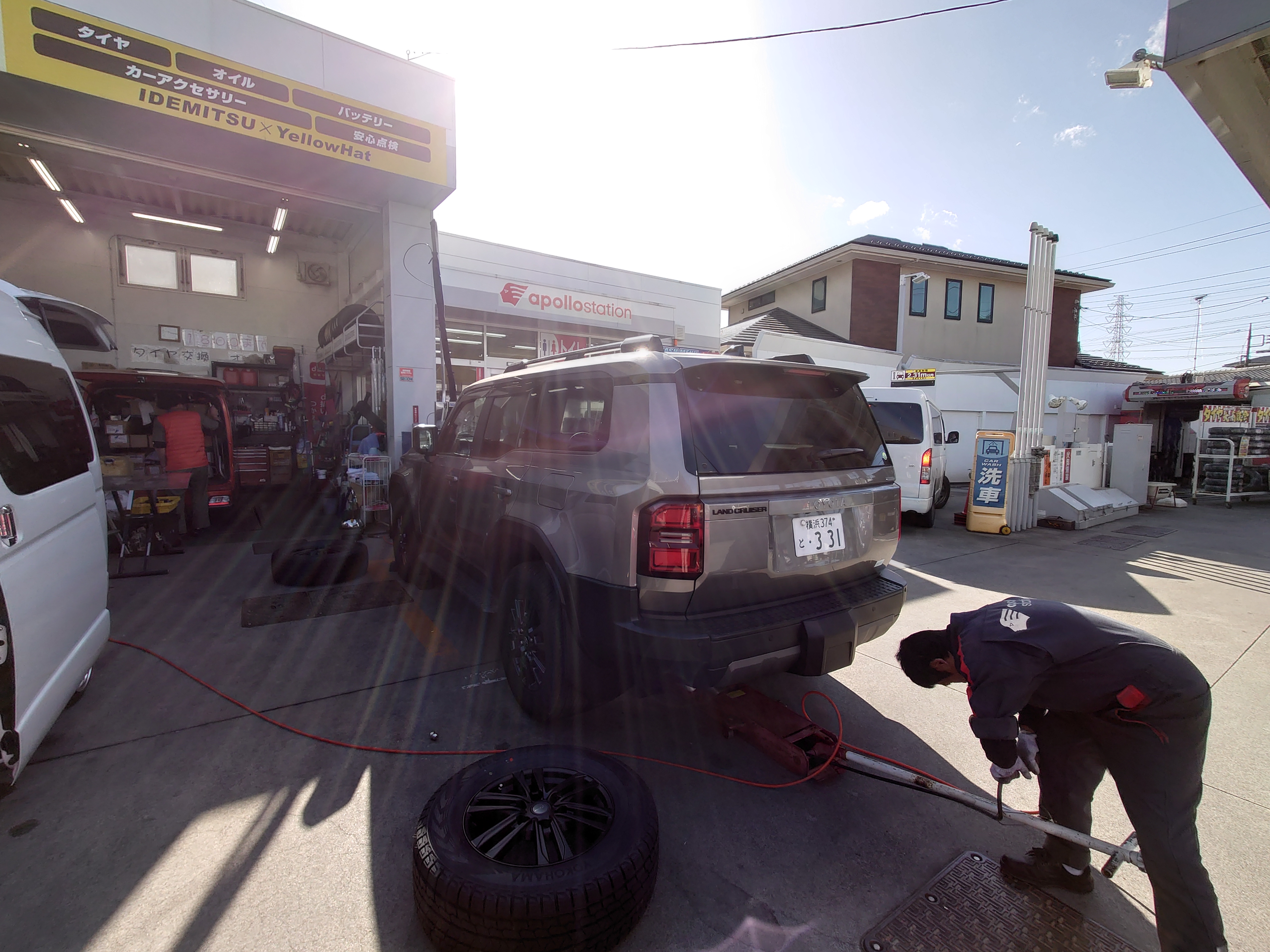 タイヤ交換中 タイヤ交換中