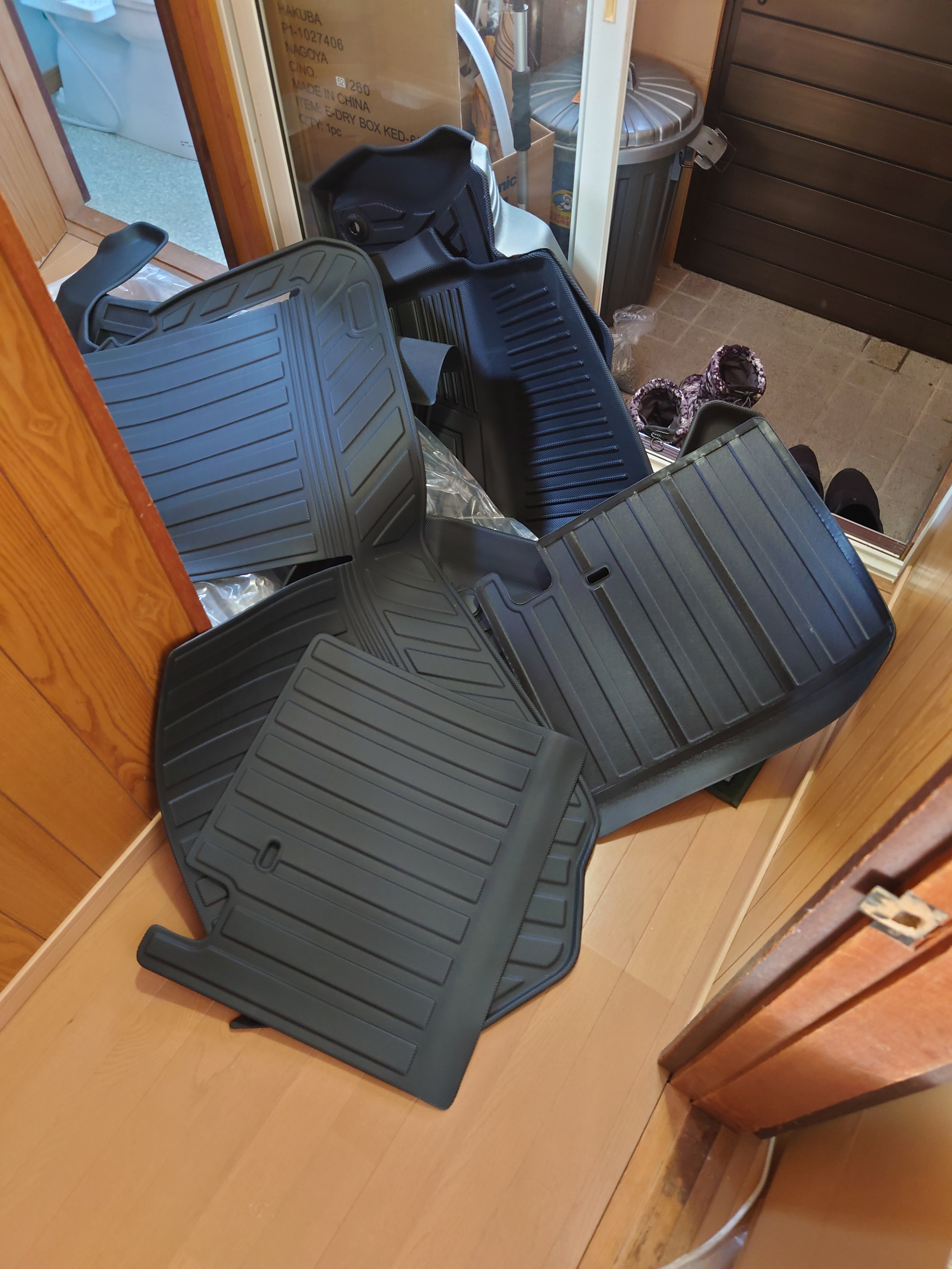 通販で購入した防水フロアマットを開封する