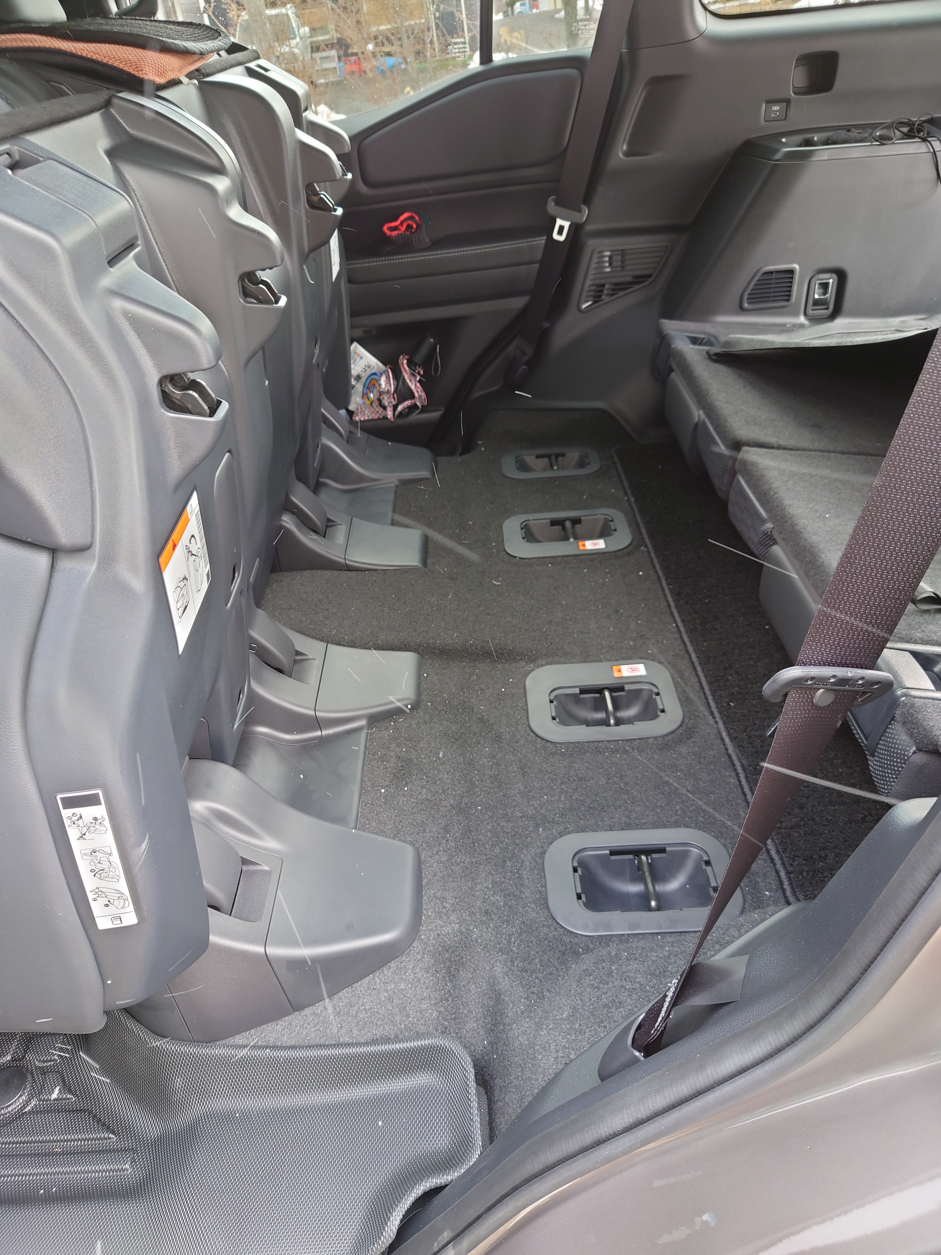 一度も使っていない3列目シートのフロアマットが少し汚れている