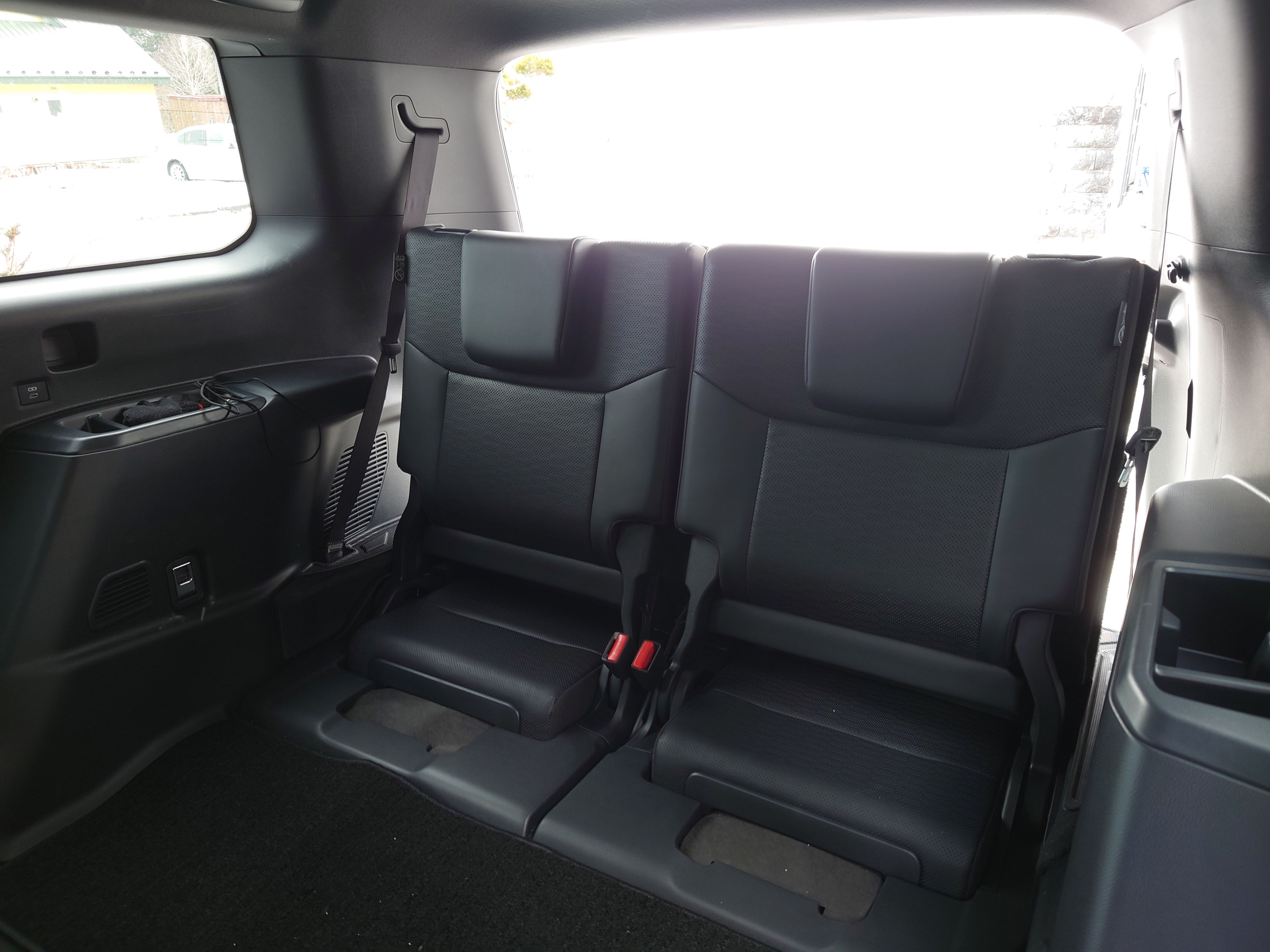 初めて3列目シート組み立て見る