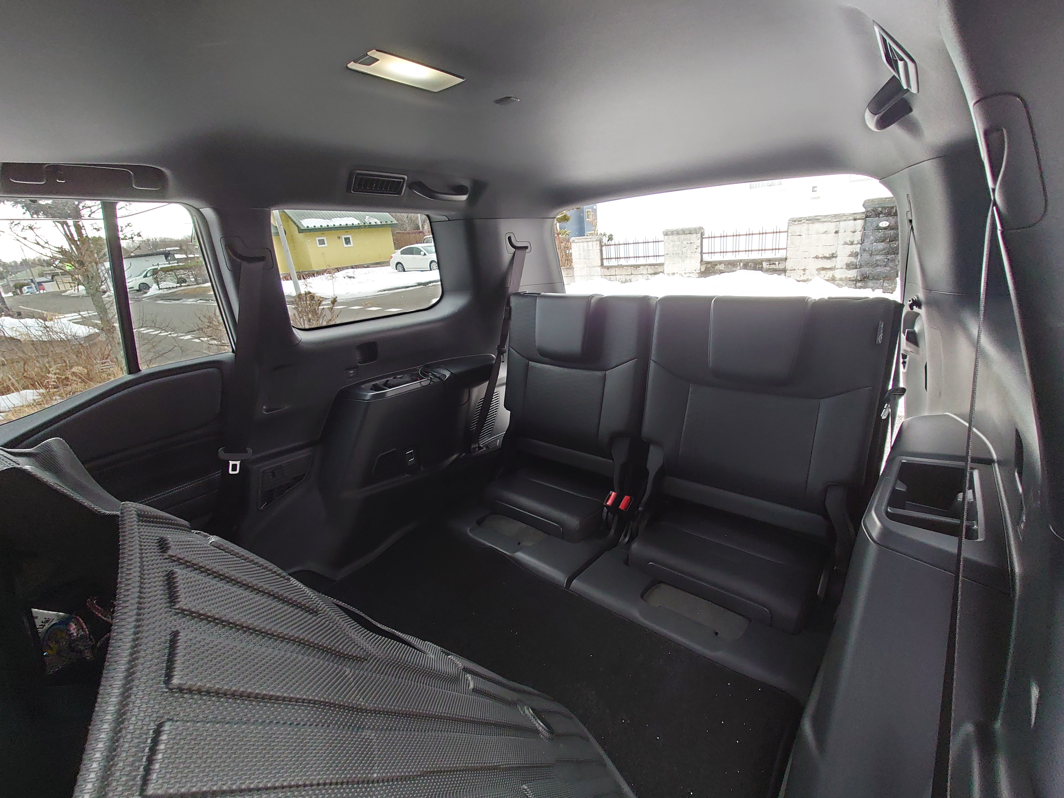 3列目シートに防水フロアマットを敷く