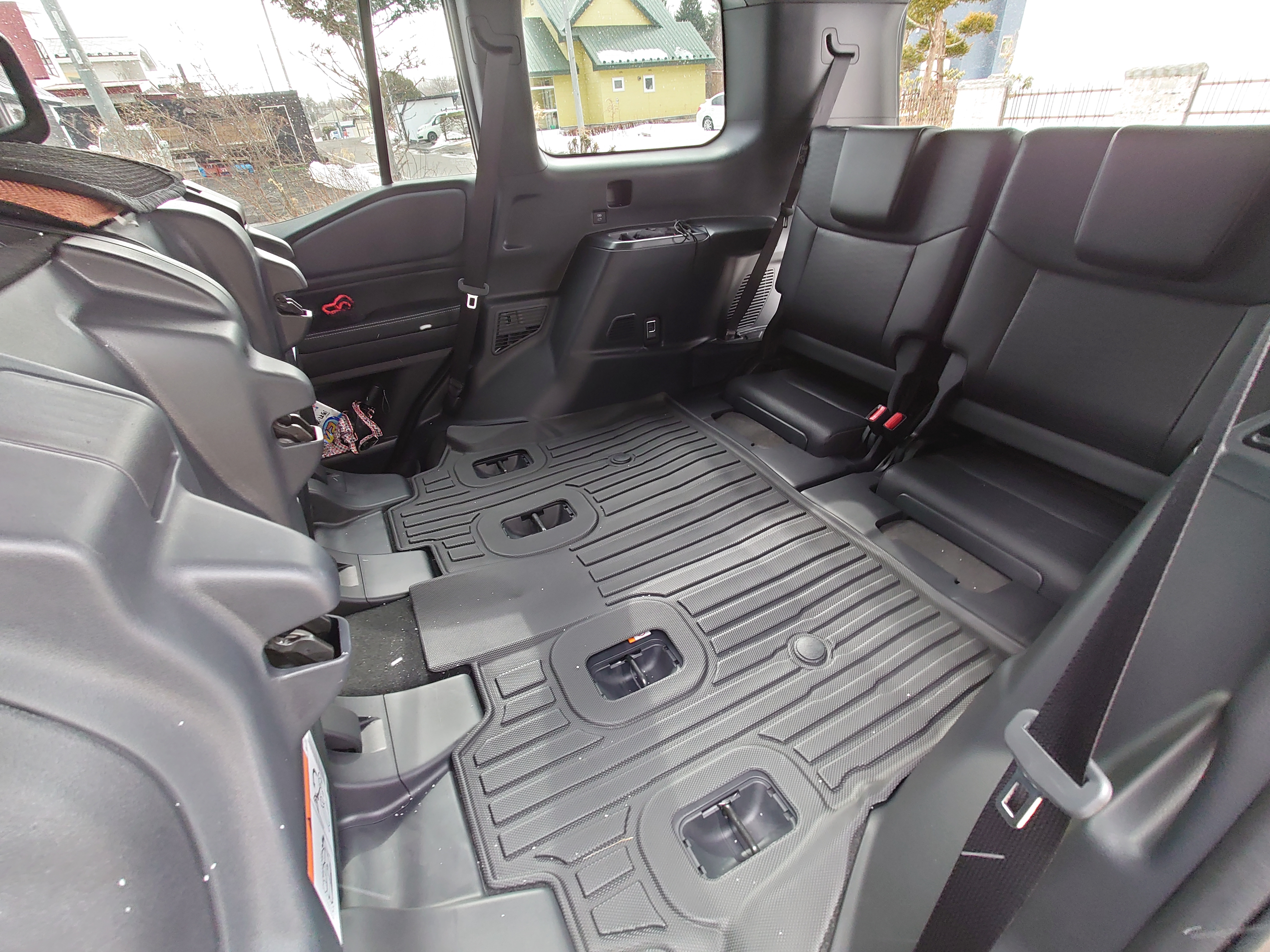 3列目シートに防水フロアマットを敷いた