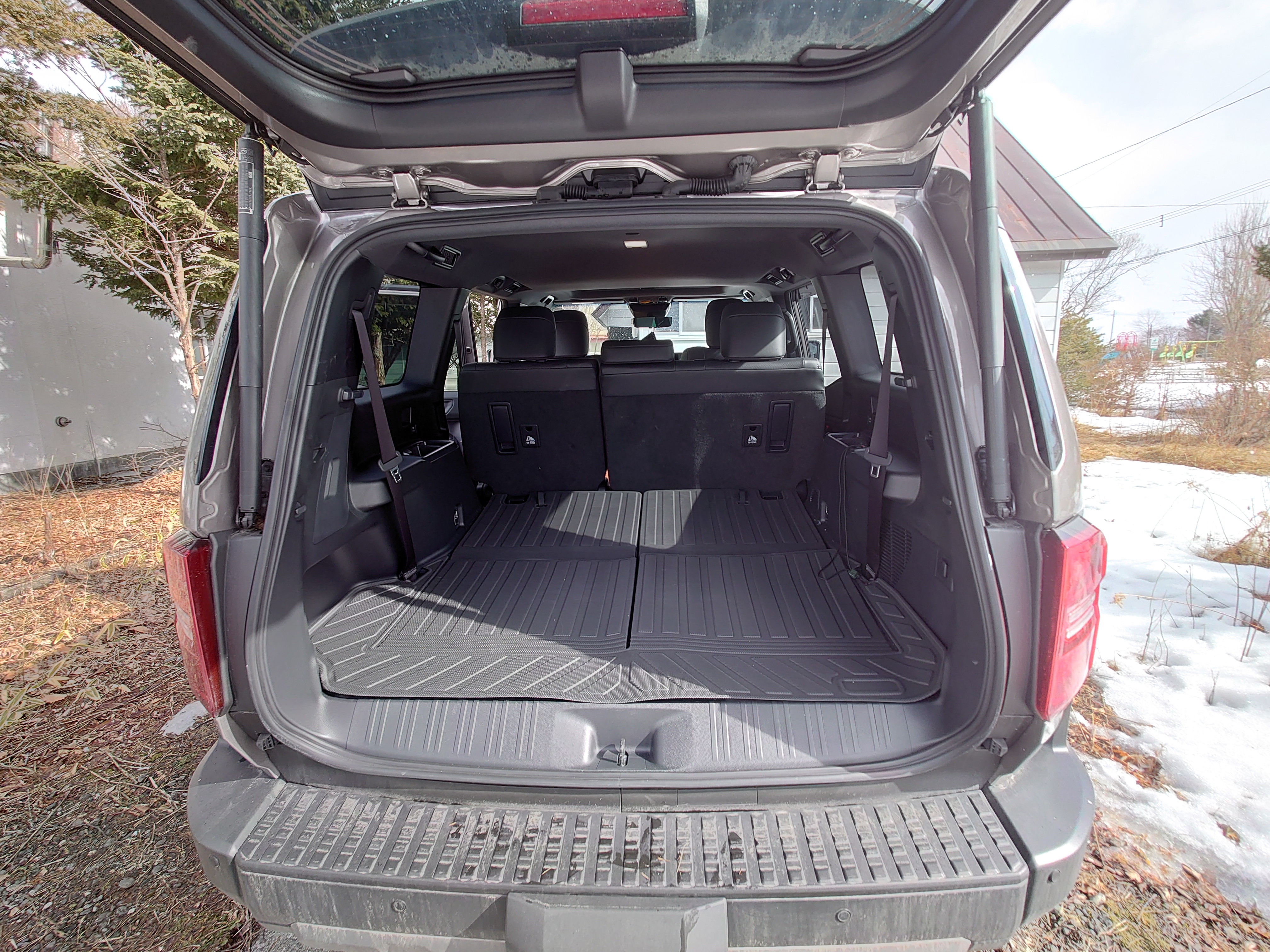 荷台に防水フロアマットを敷く