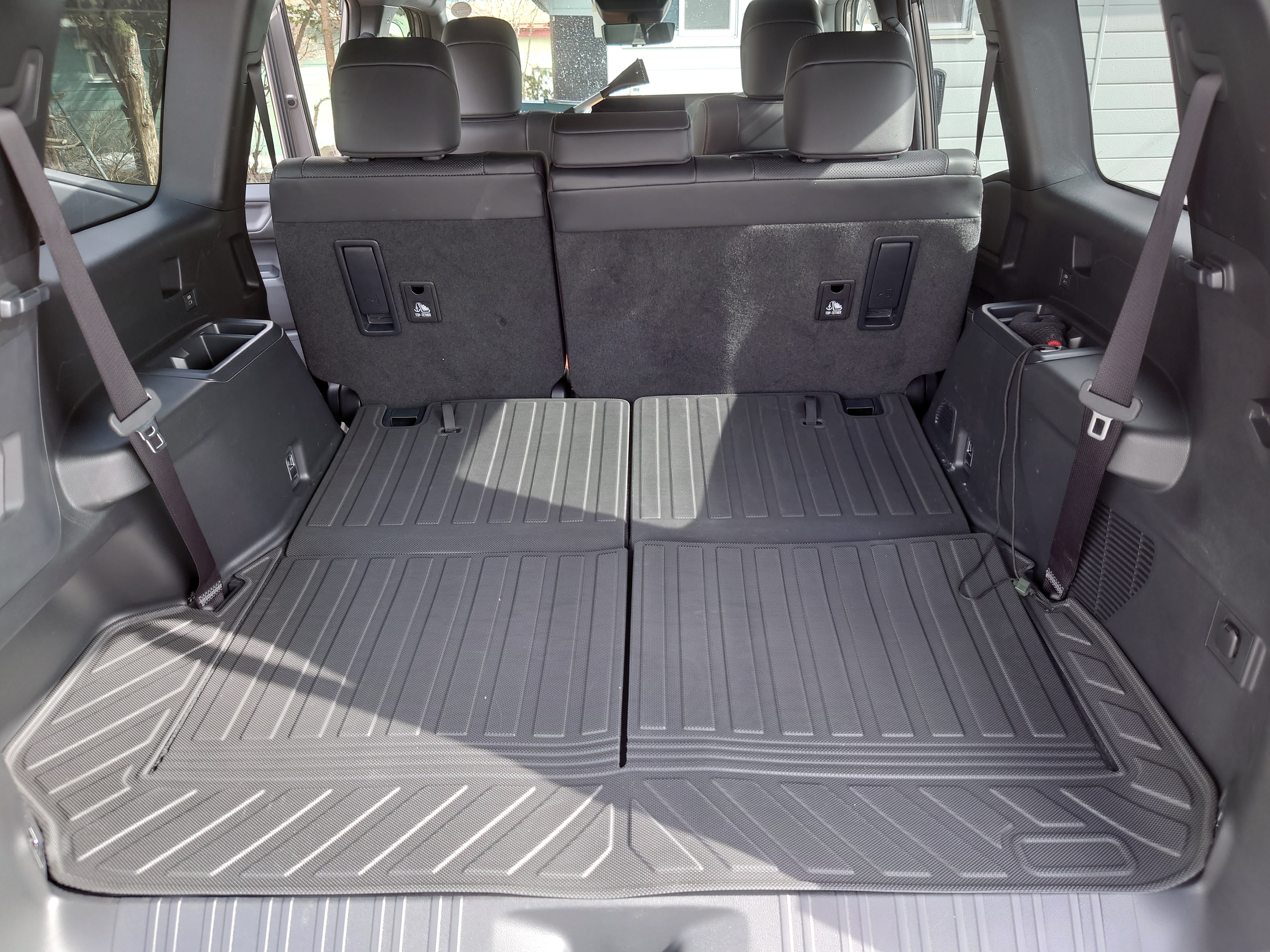 荷台に防水フロアマットを敷く（拡大）