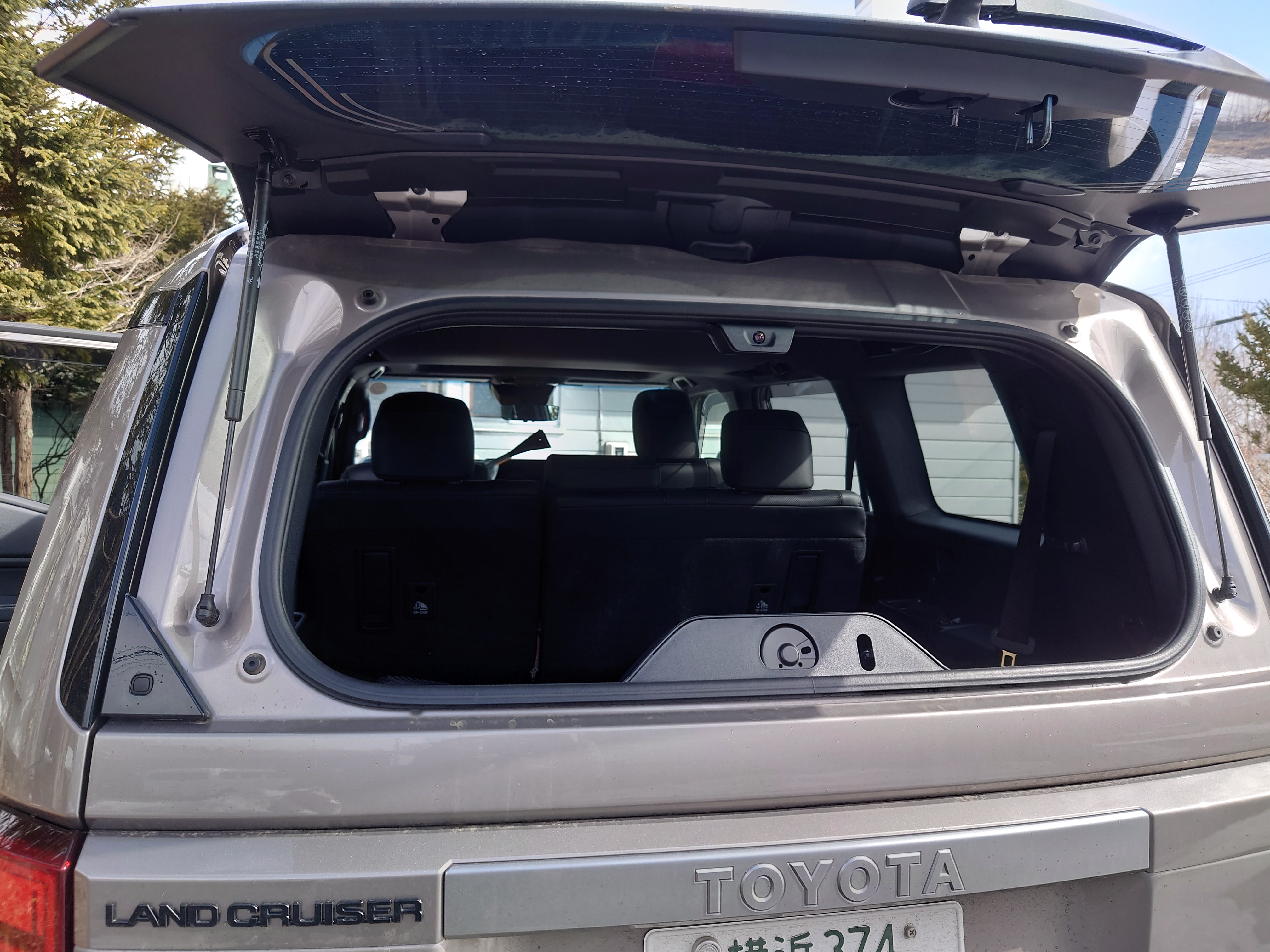 窓を開けて荷物にアクセスできるが、身長が高くないときつい