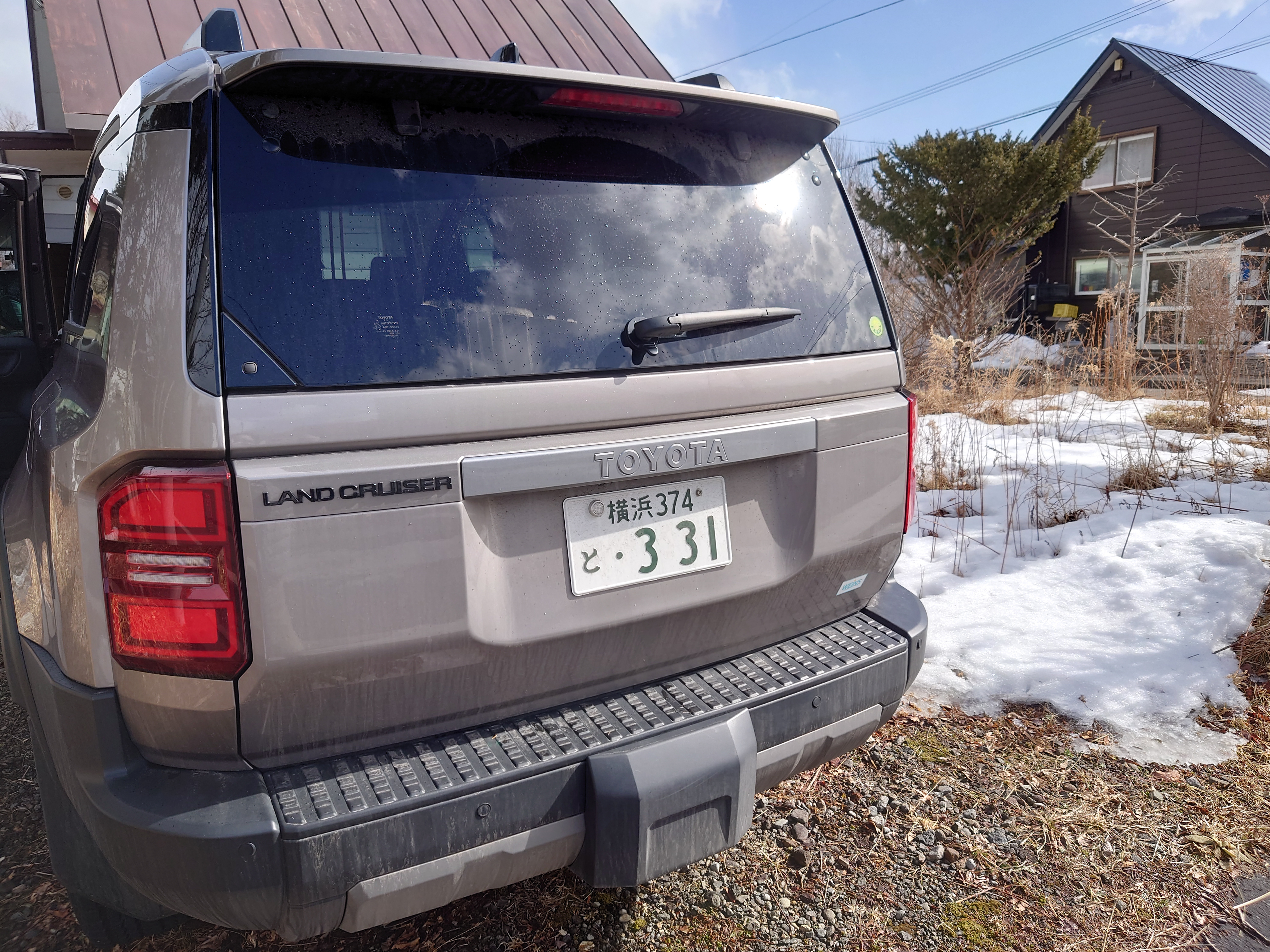雪で汚れたランドクルーザー250