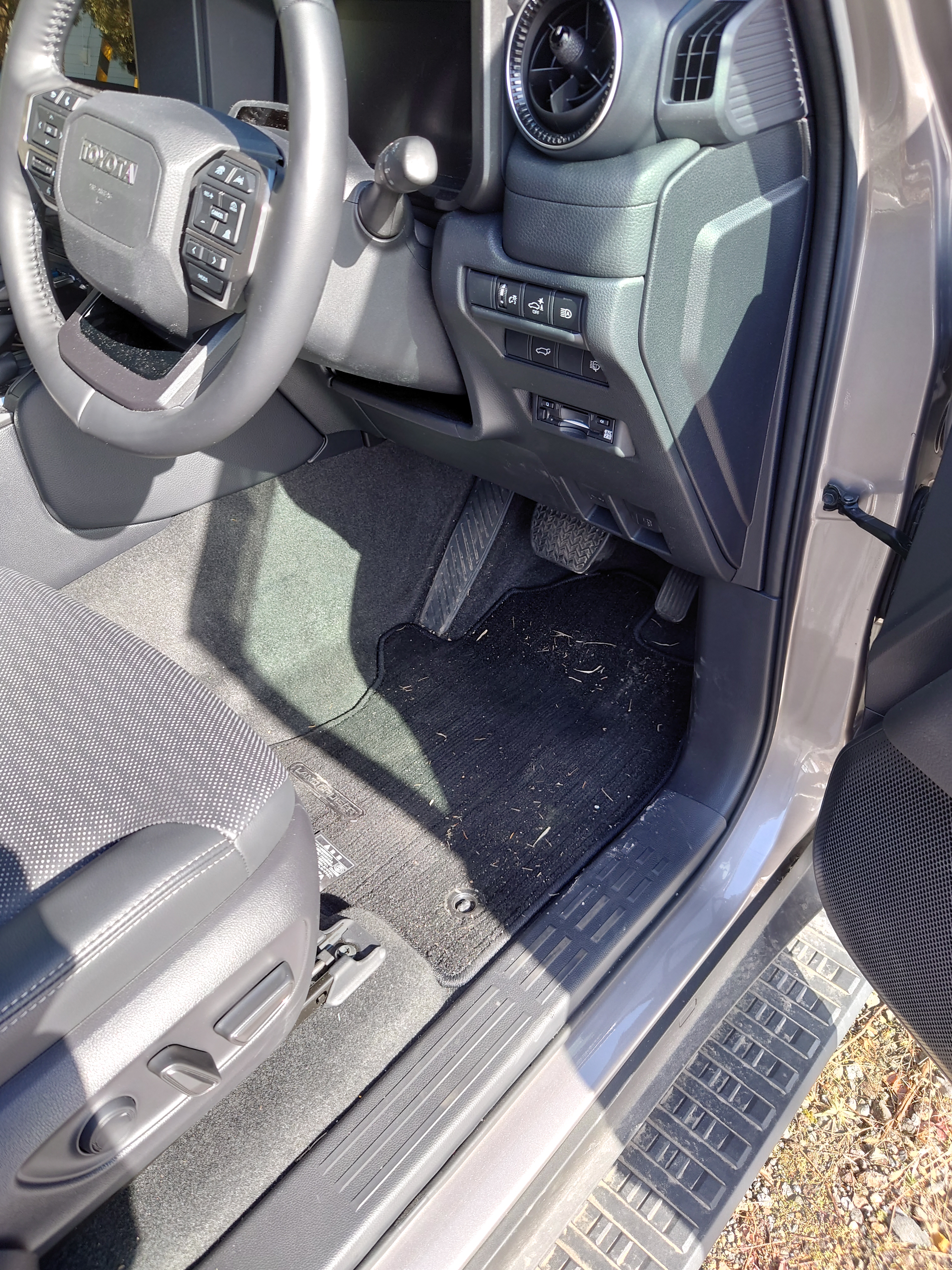 スノーブーツで純正フロアマットに乗車すると汚れる