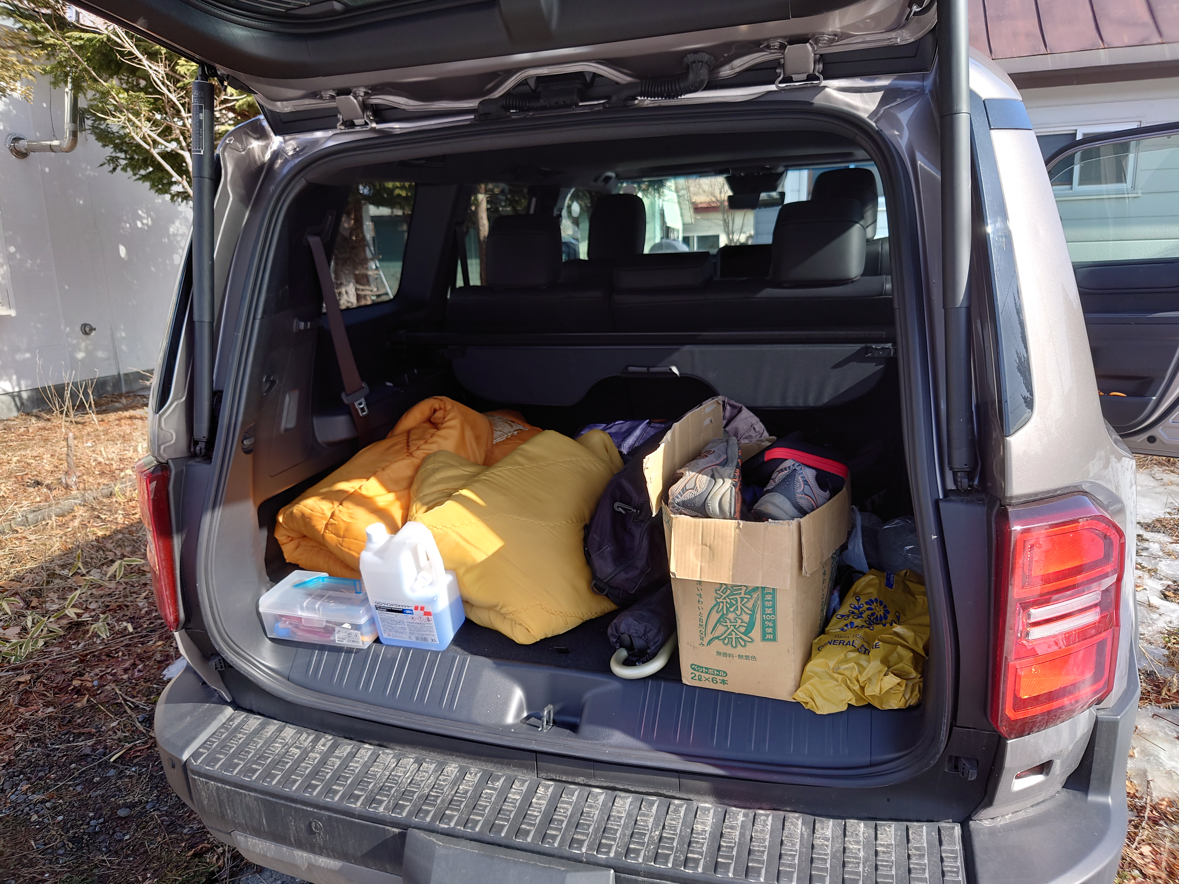 荷台は、吹雪通行止め用のブランケット、三脚、工具類
