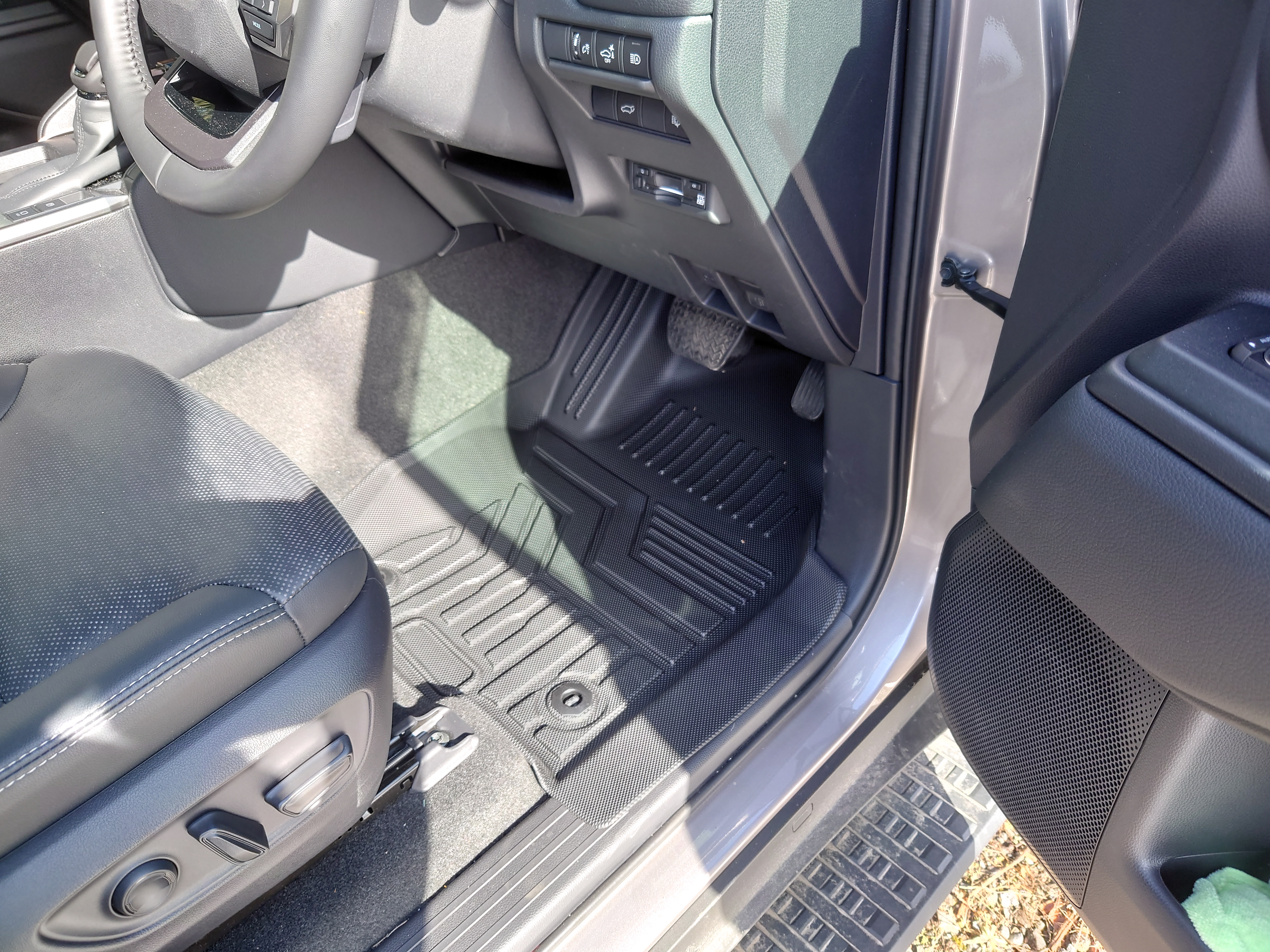 ランドクルーザー250の防水フロアマットに交換