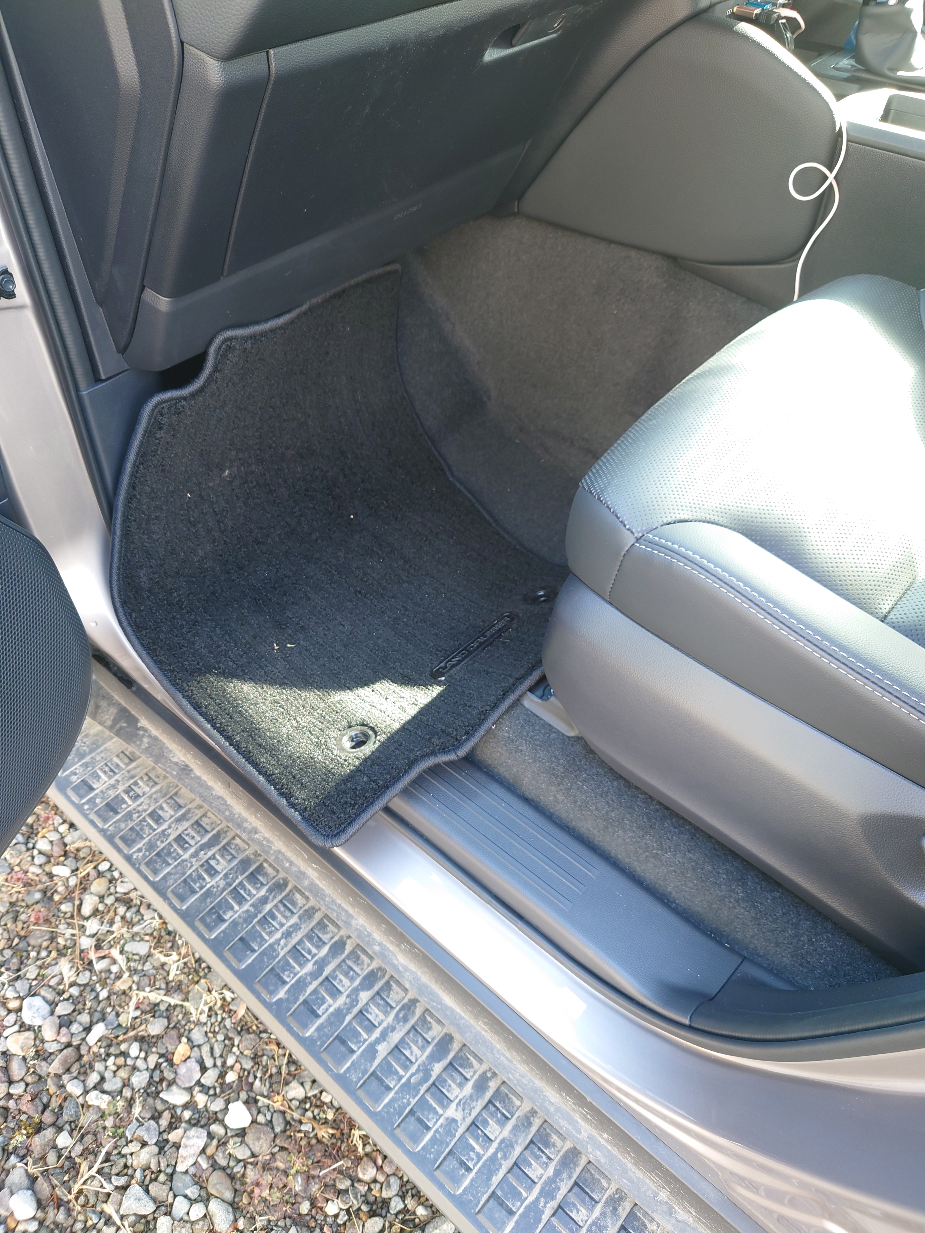 助手席の純正フロアマットを外す