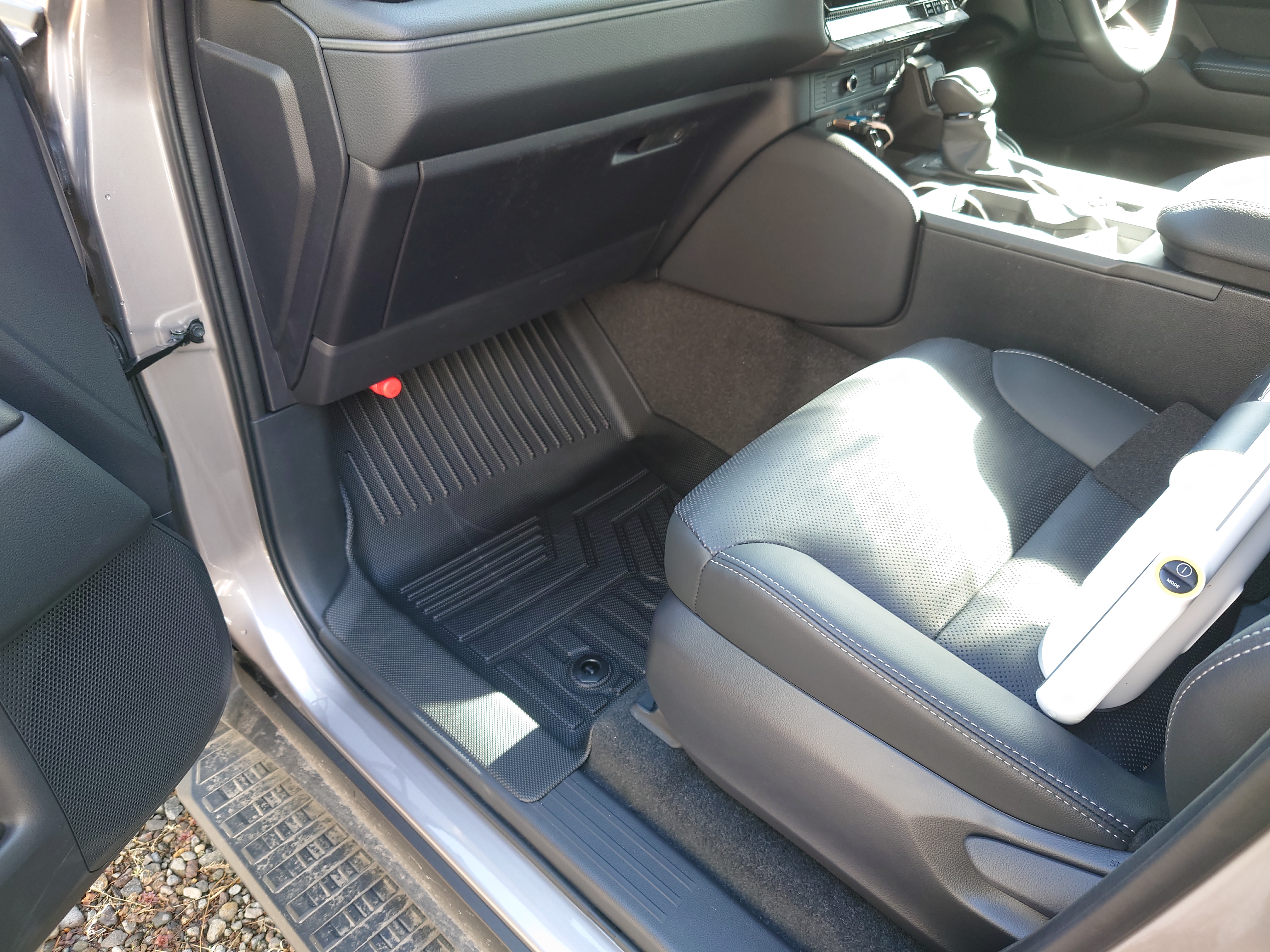 助手席のフロアマットを交換する