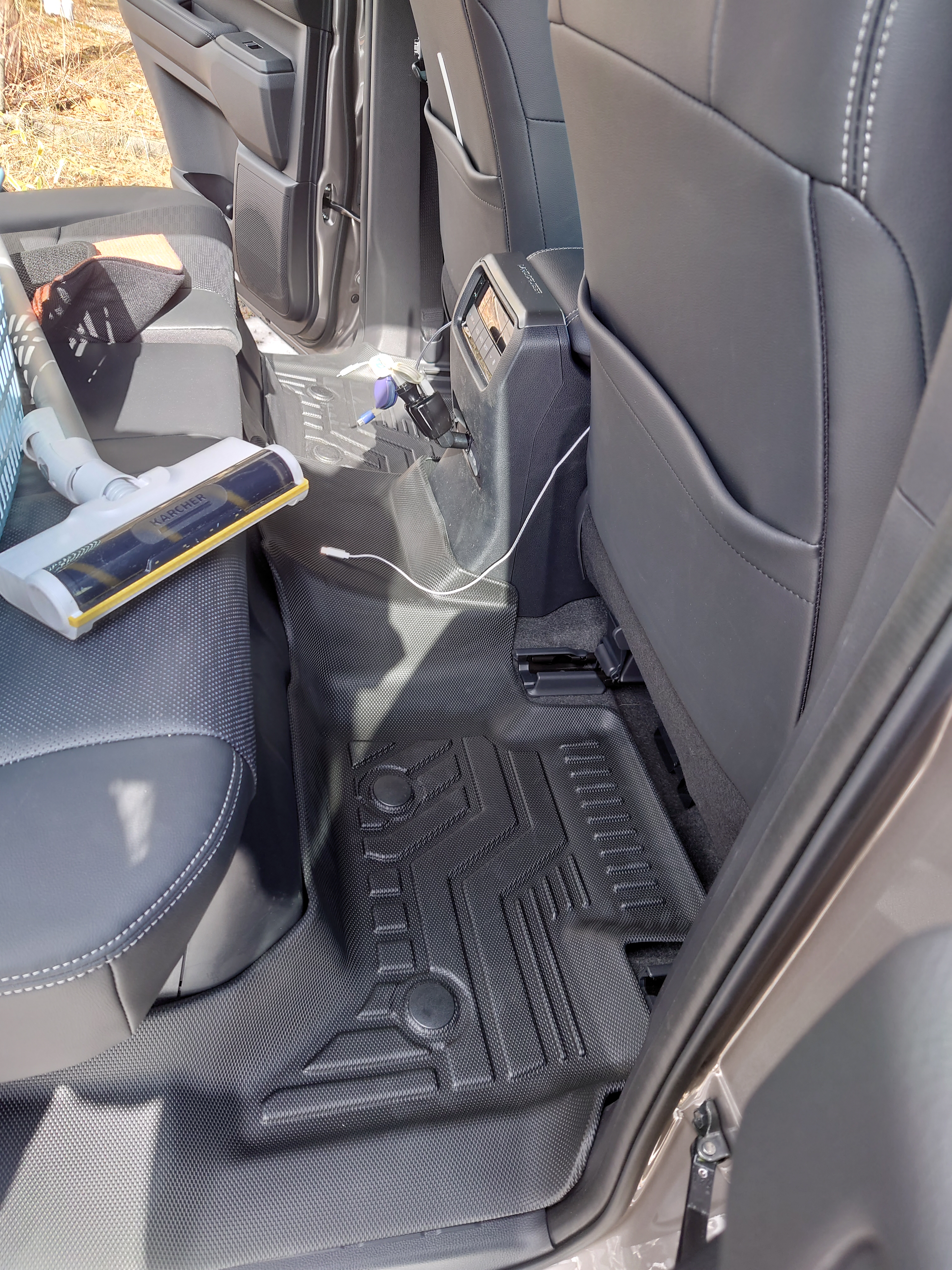 2列目シートのフロアマットを交換する