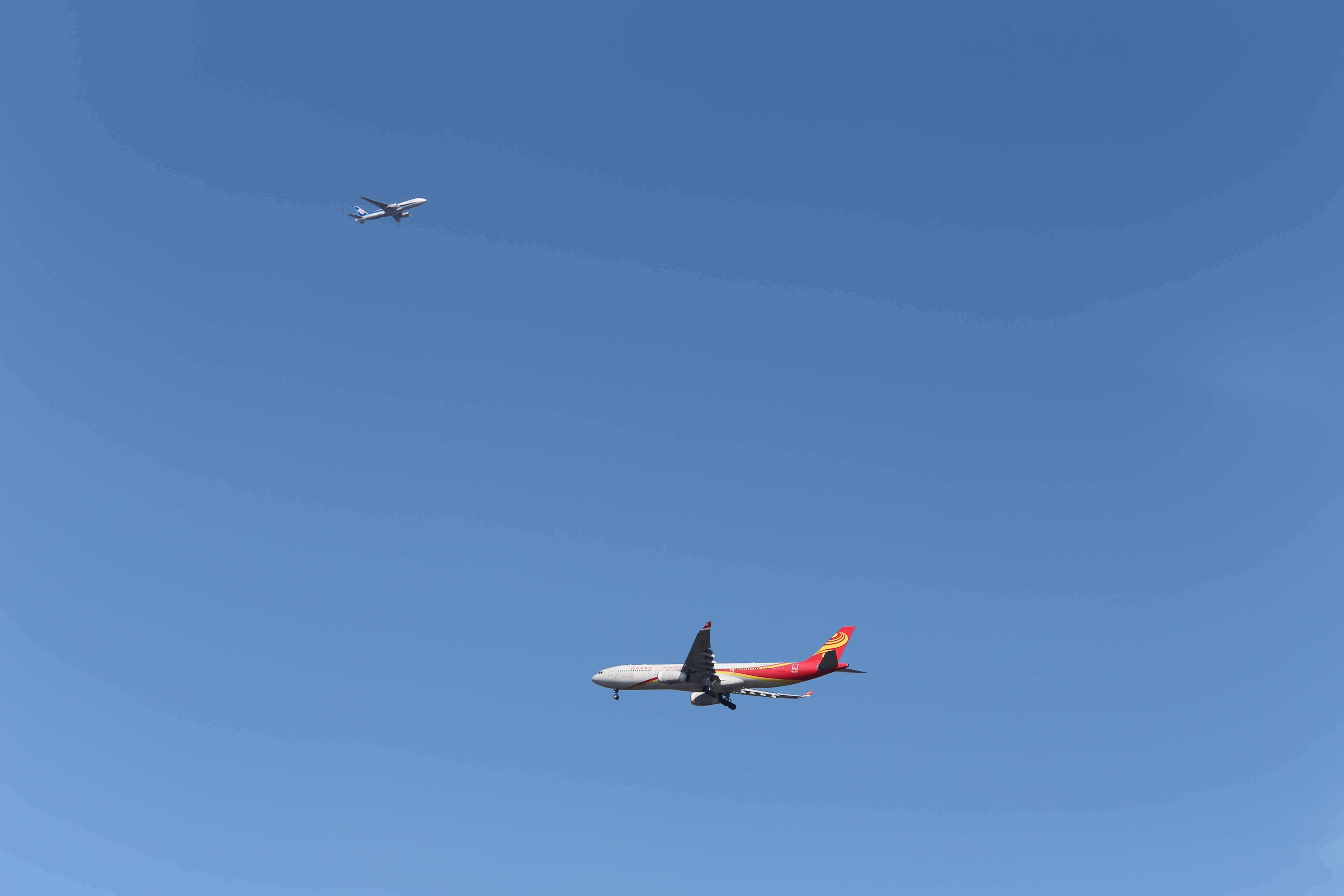 香港航空と別の飛行機のすれ違い