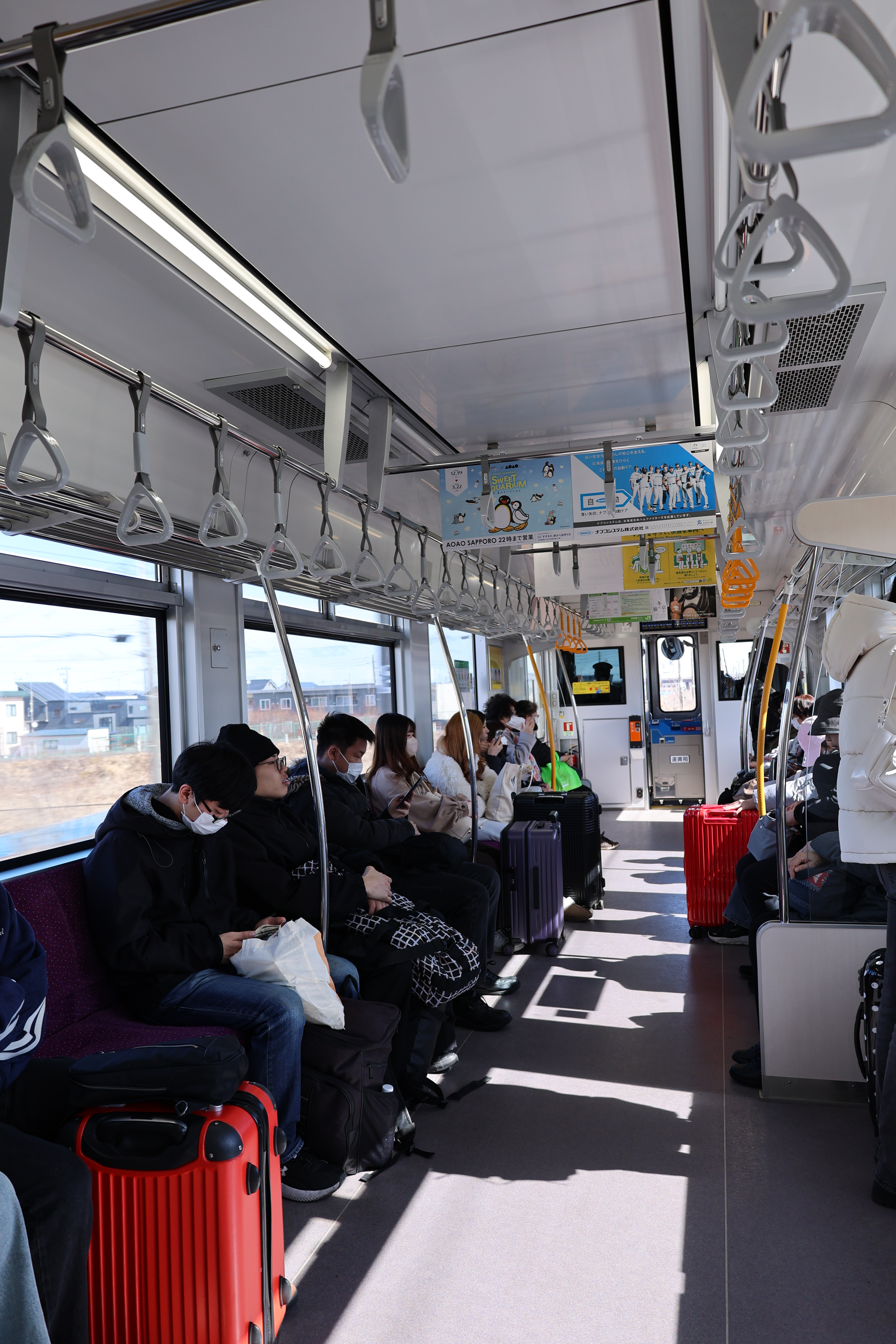 2時間に一本の電車のため、それなりに混雑する車内１