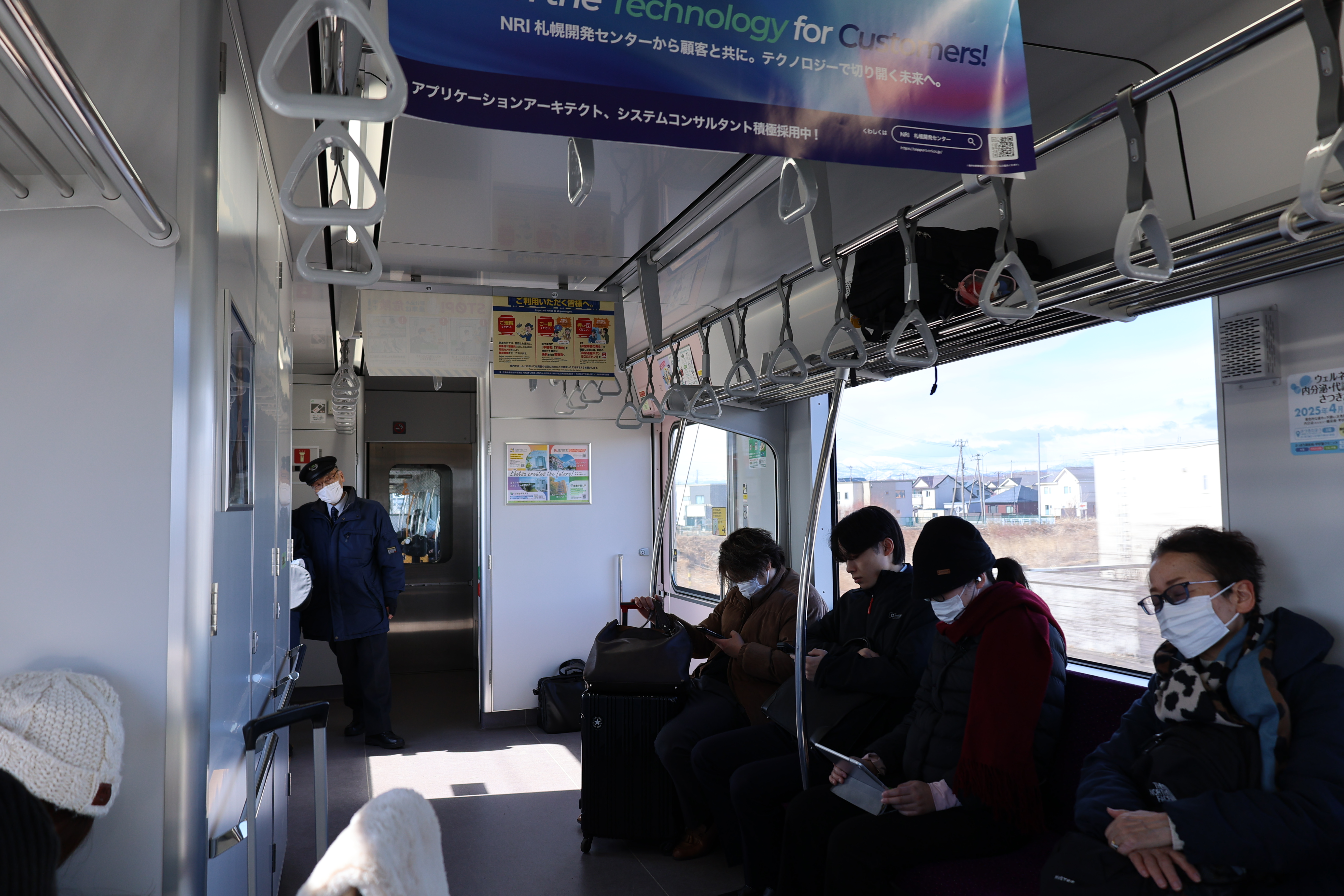 2時間に一本の電車のため、それなりに混雑する車内２