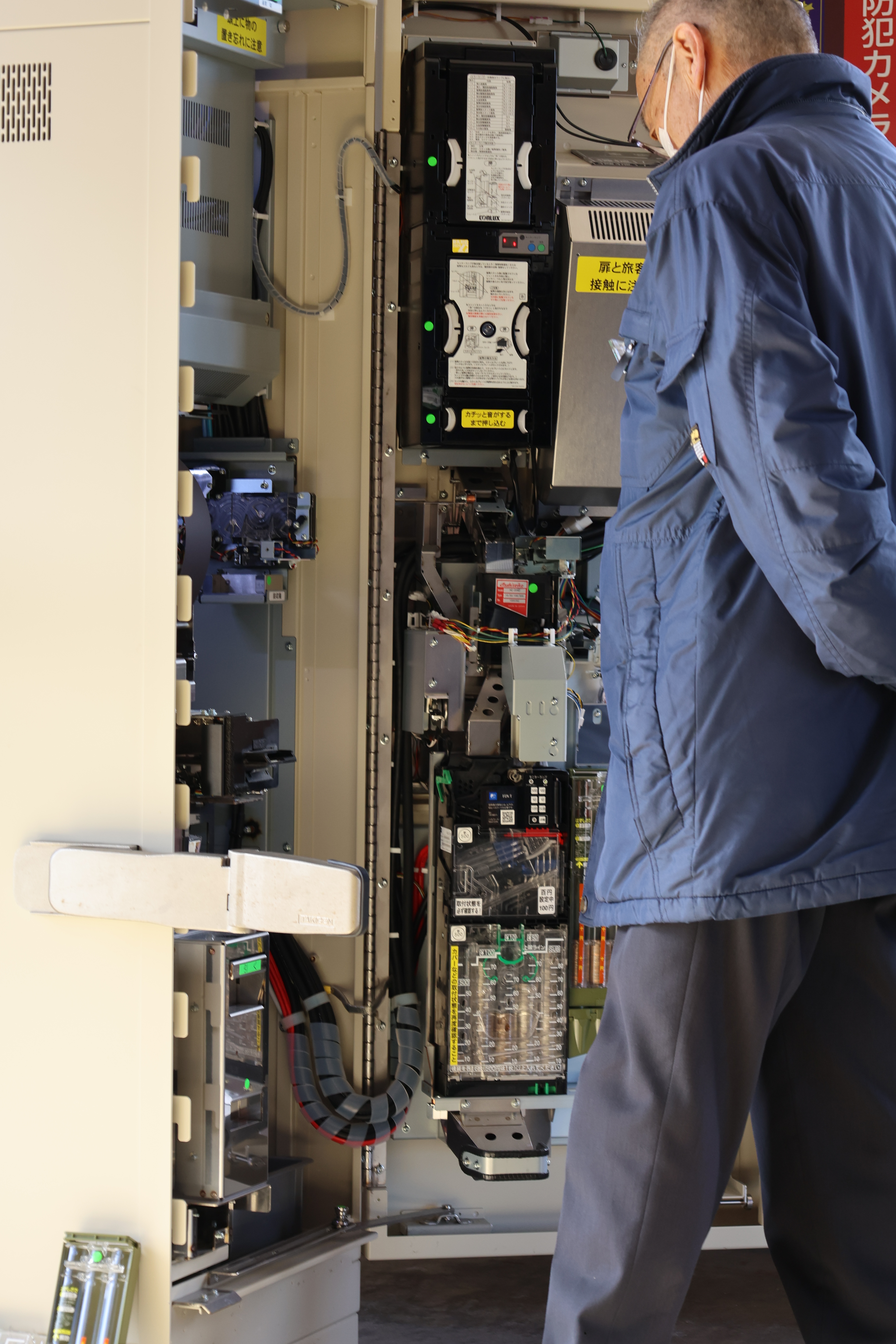 点検中の切符売り場の機械の中